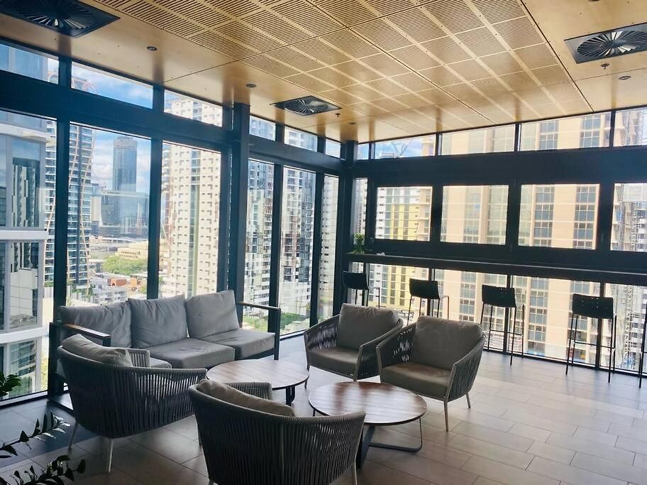 Apartment Luxury And Convenient Unit In South