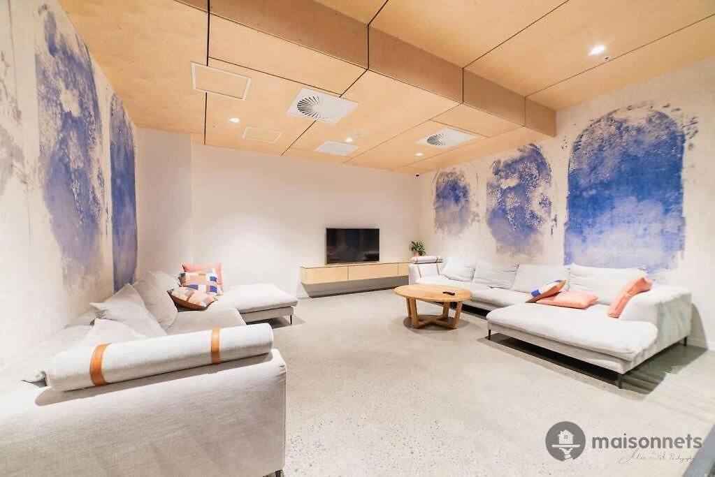 South Brisbane Unit With Parking And Pool Brisbane