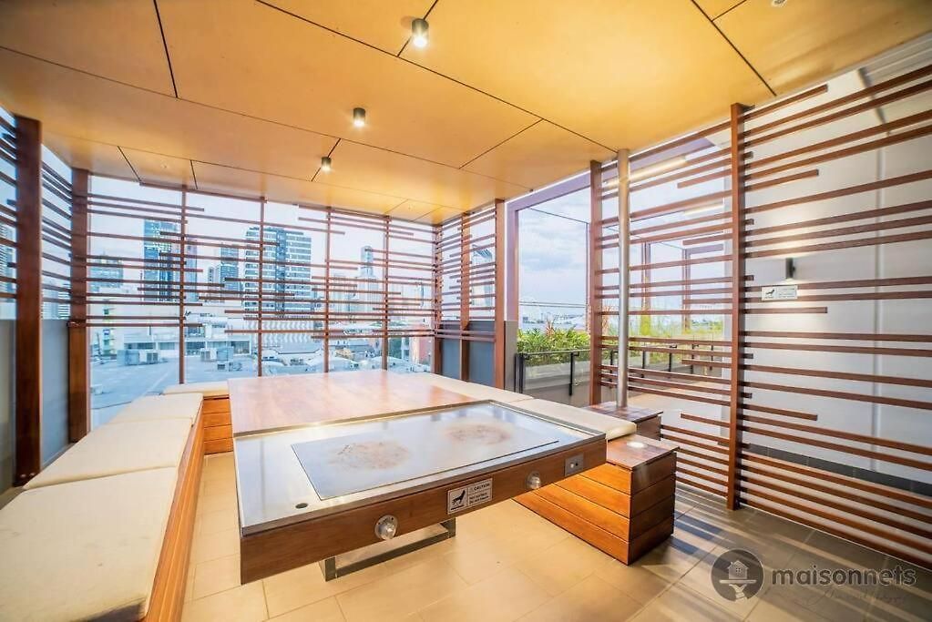 South Brisbane Unit With Parking And Pool