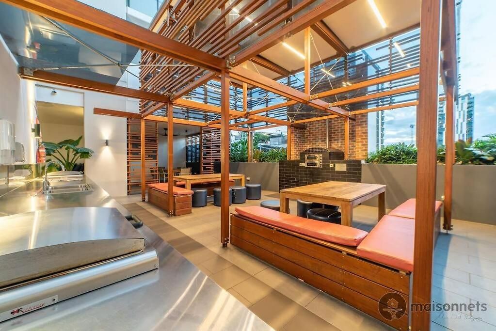 South Brisbane Unit With Parking And Pool