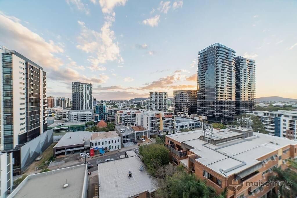 South Brisbane Unit With Parking And Pool