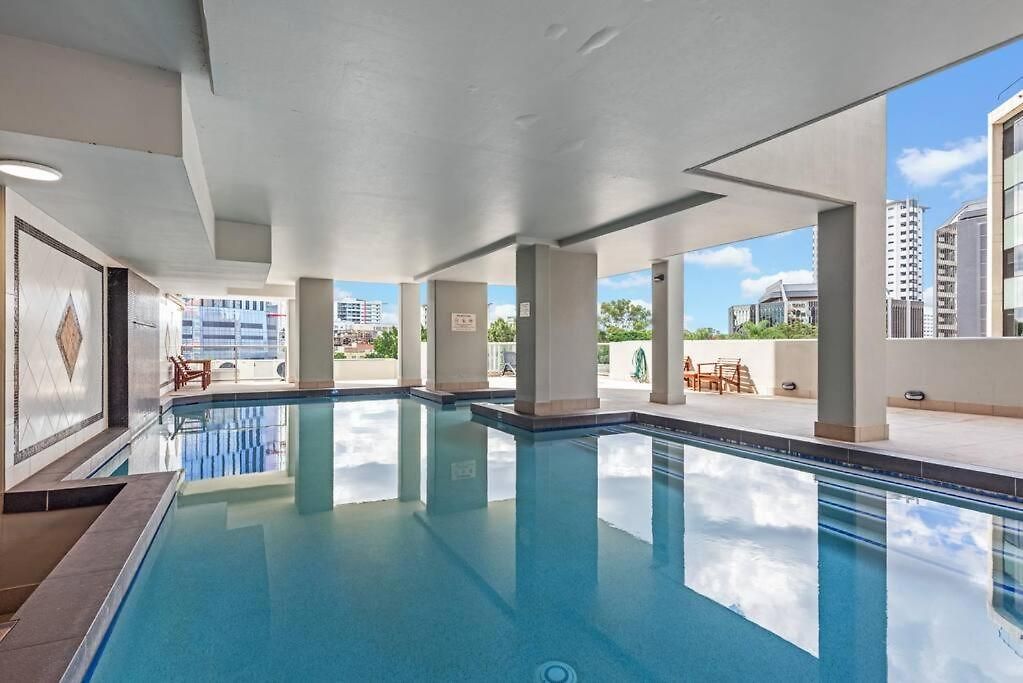Apartment Heights ~ 2bed/2bath/car/pool/views ~ Cbd *