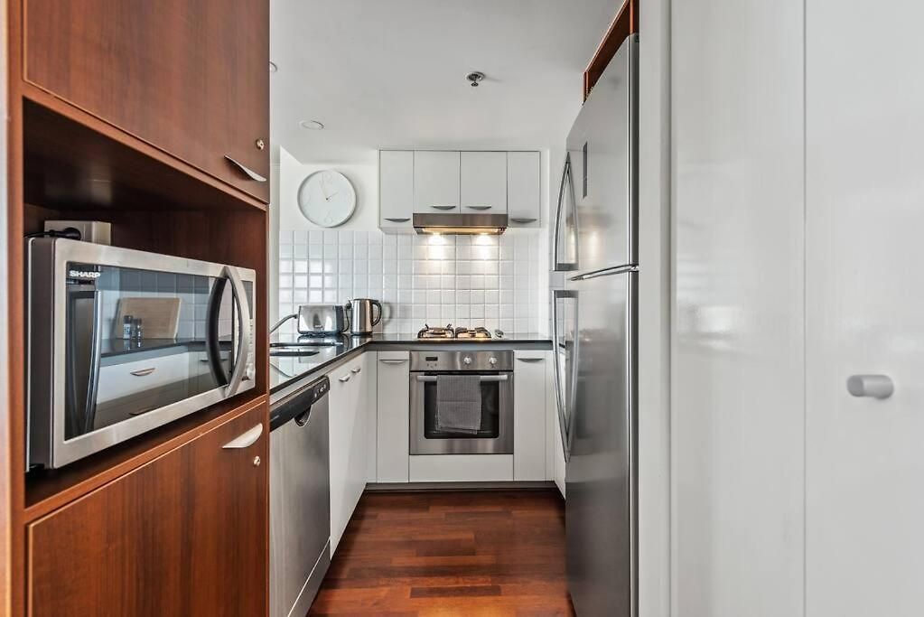 Apartment Heights ~ 2bed/2bath/car/pool/views ~ Cbd *