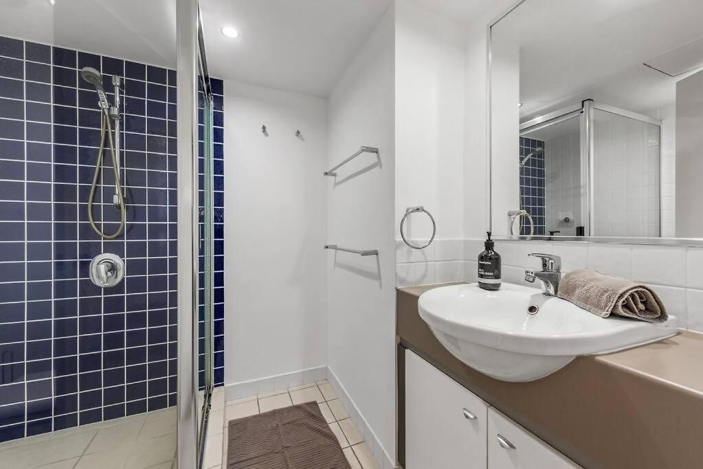 Apartment Heights ~ 2bed/2bath/car/pool/views ~ Cbd