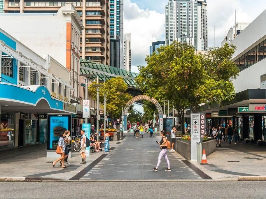 Heights ~ 2bed/2bath/car/pool/views ~ Cbd