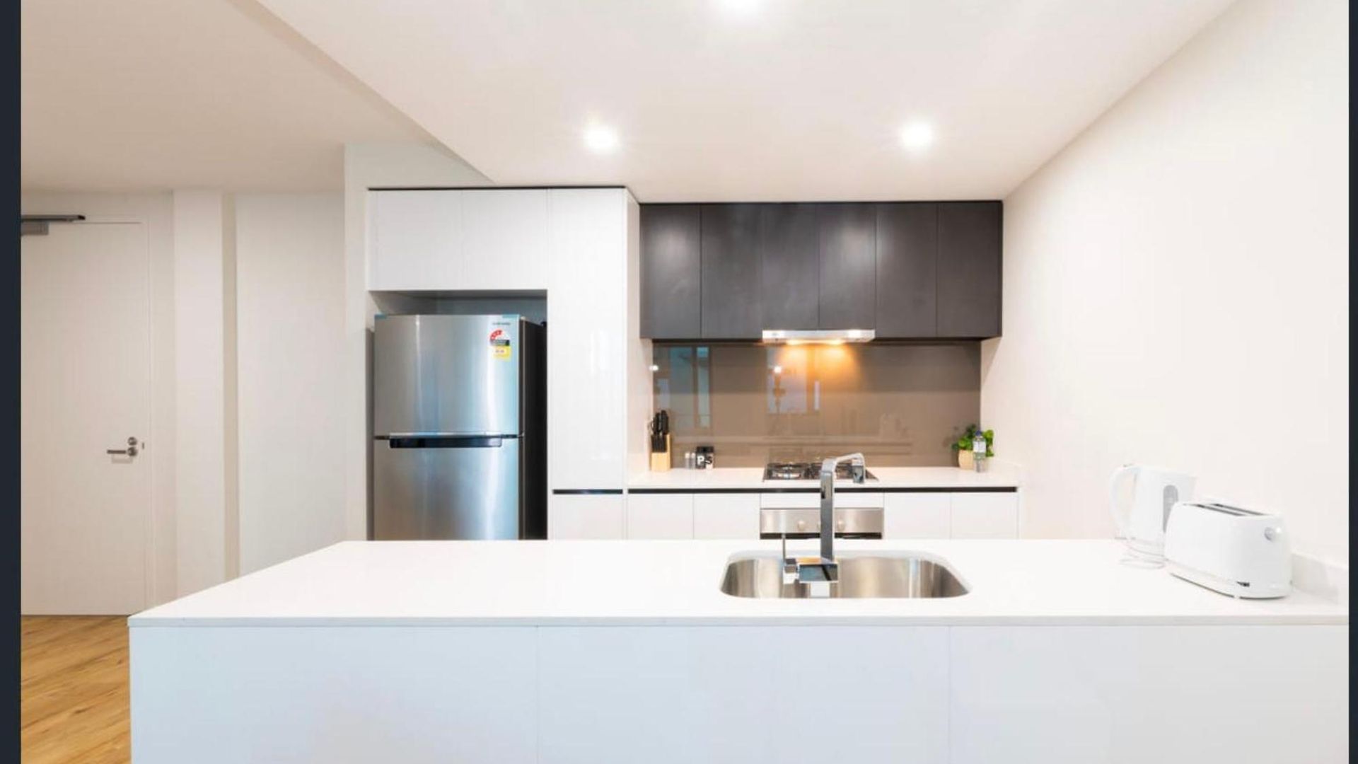 Apartment South 2 Bed 2 Bath With Parking *