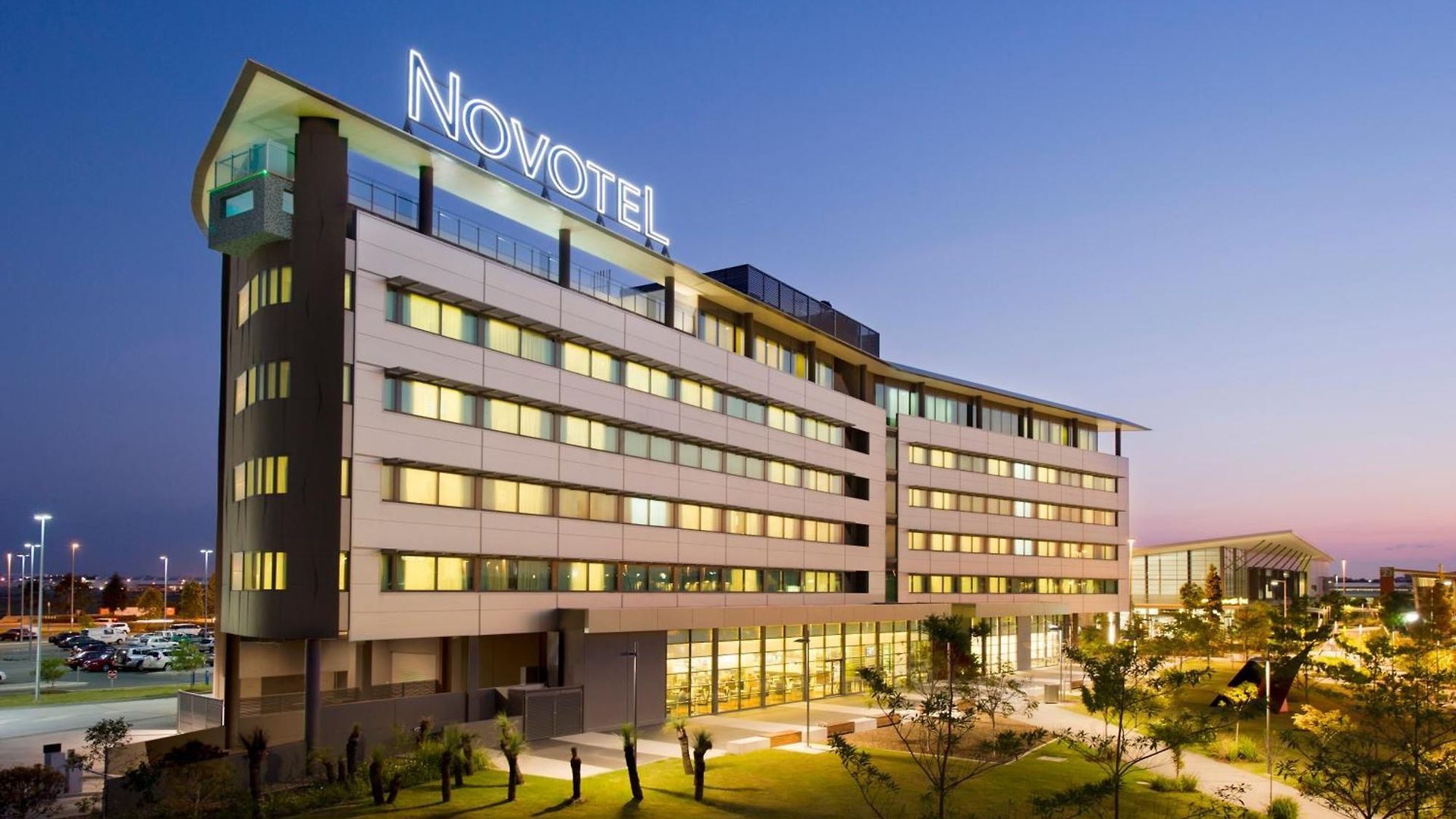 Novotel Airport 5*