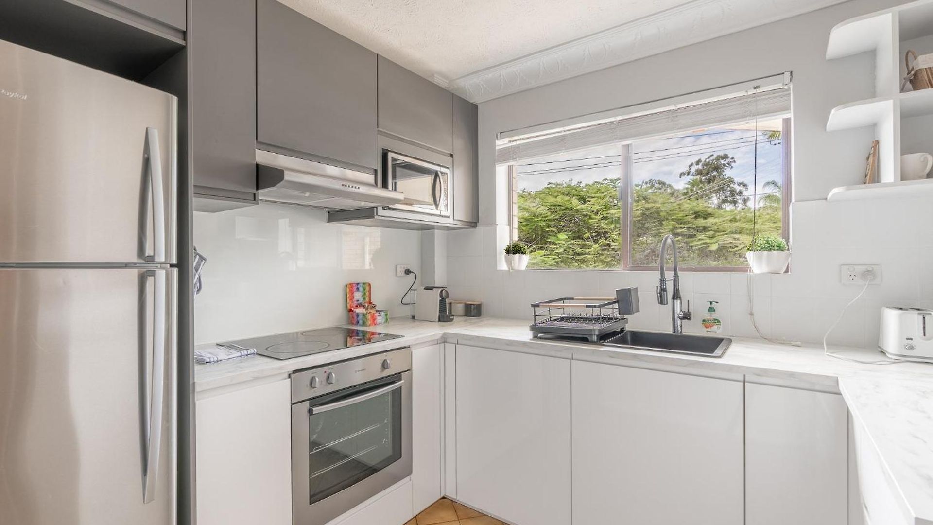 Apartment Lovely 2-bed By Oxenham Park Transport & Shops *