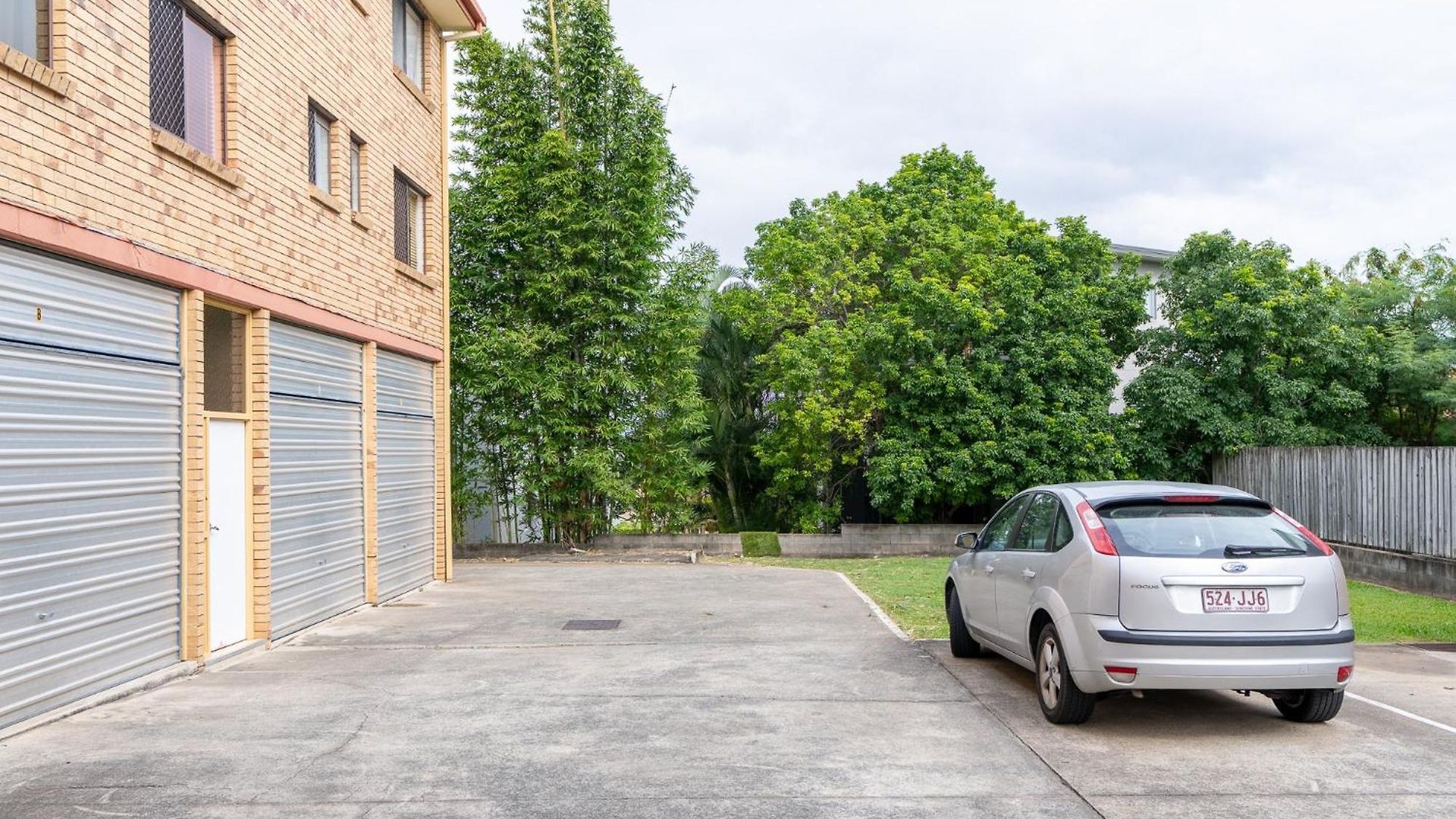 Apartment Lovely 2-bed By Oxenham Park Transport & Shops