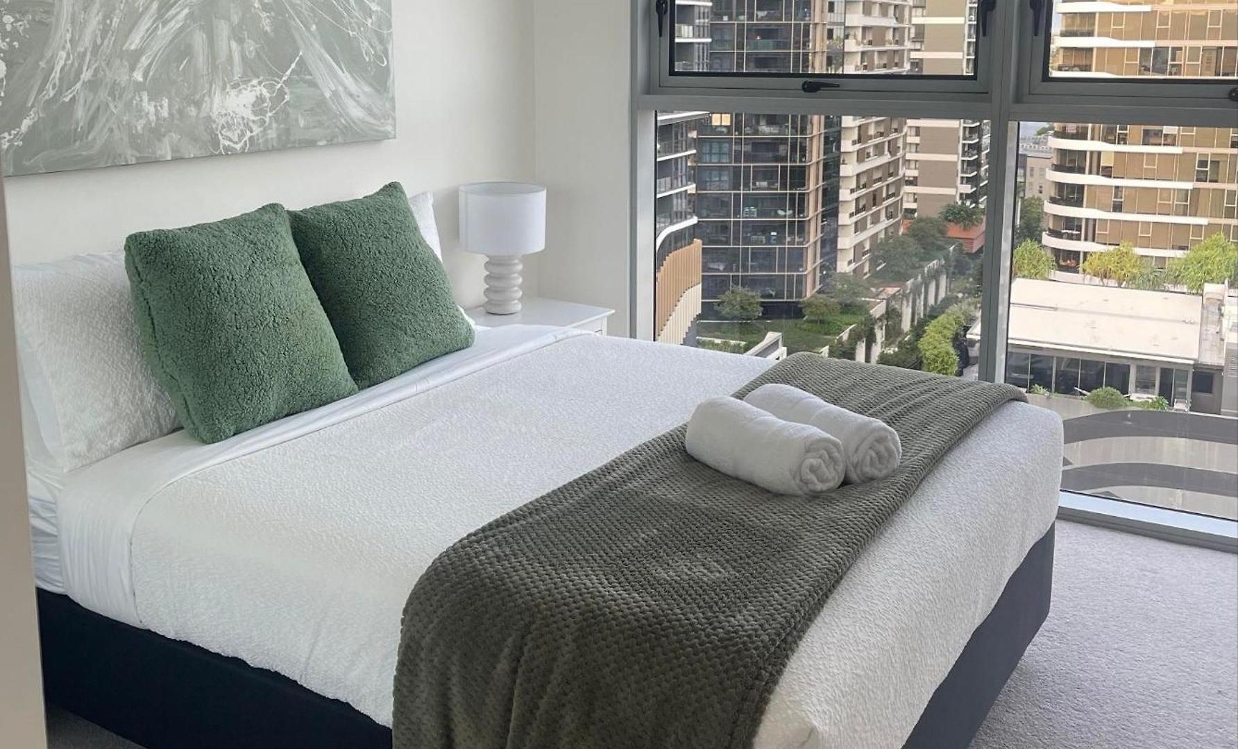 Top-floor Luxe In The Free Parking, Pool, Gym, Wifi Apartment