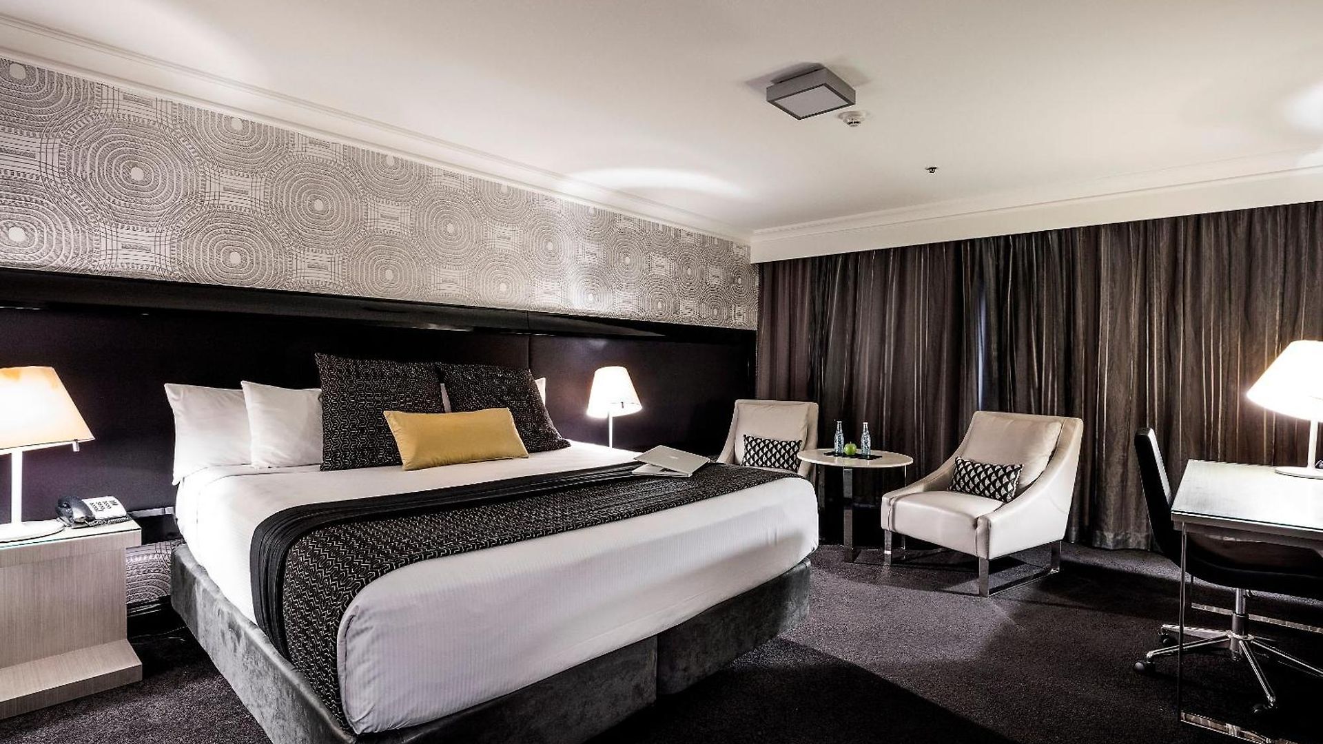Pullman King George Square Hotel 5*