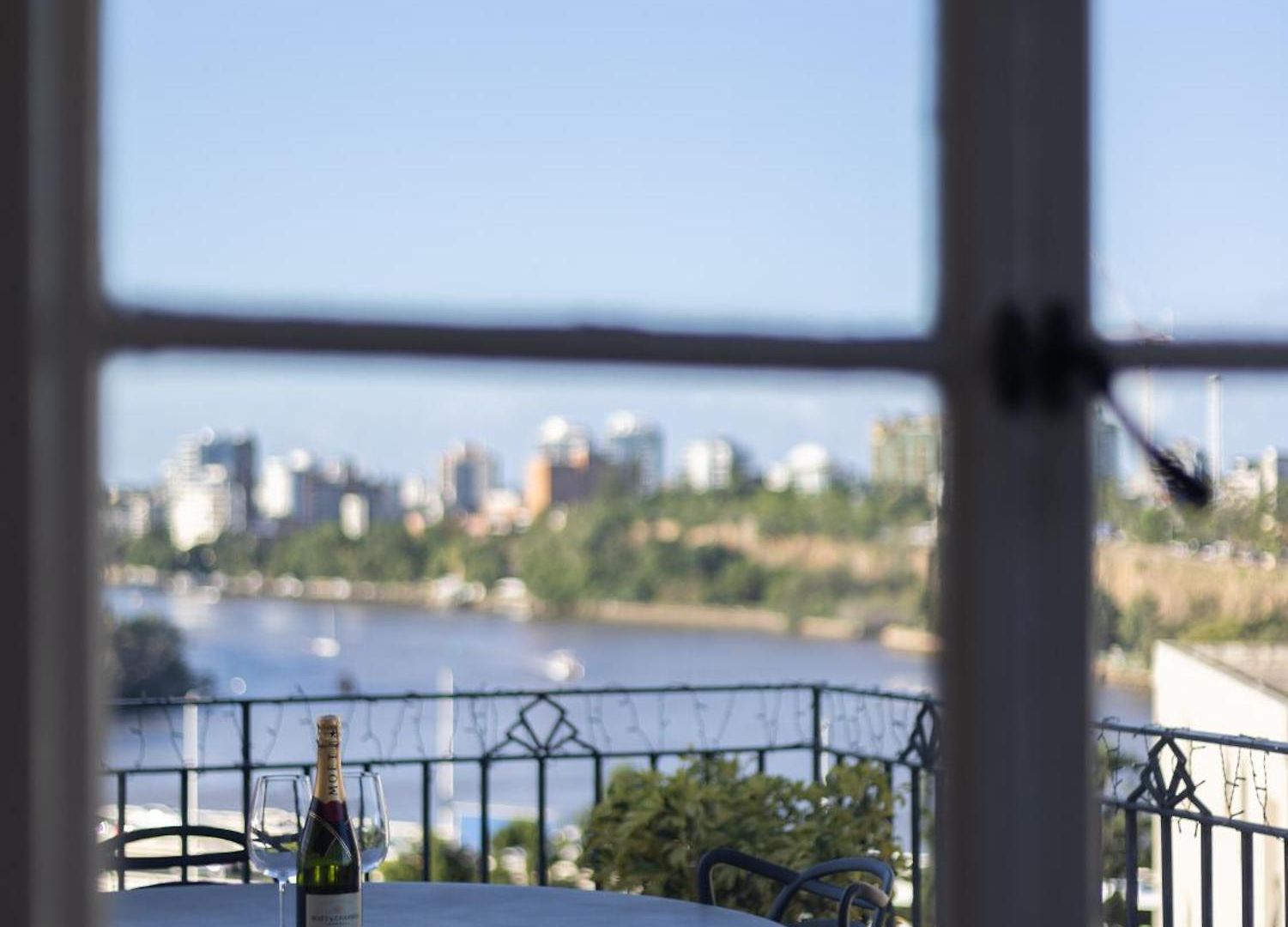 Riverside Heritage Chateau/convenient/free Carpark Apartment