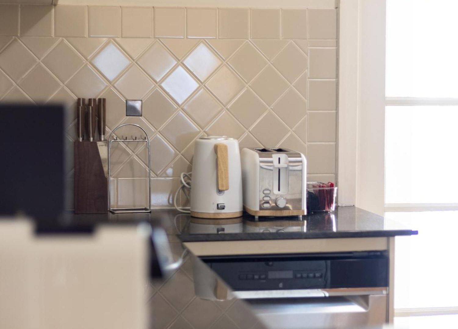 Riverside Heritage Chateau/convenient/free Carpark Apartment