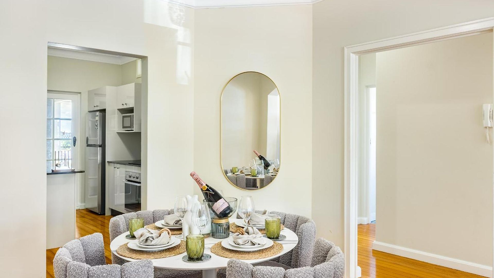 Apartment Riverside Heritage Chateau/convenient/free Carpark