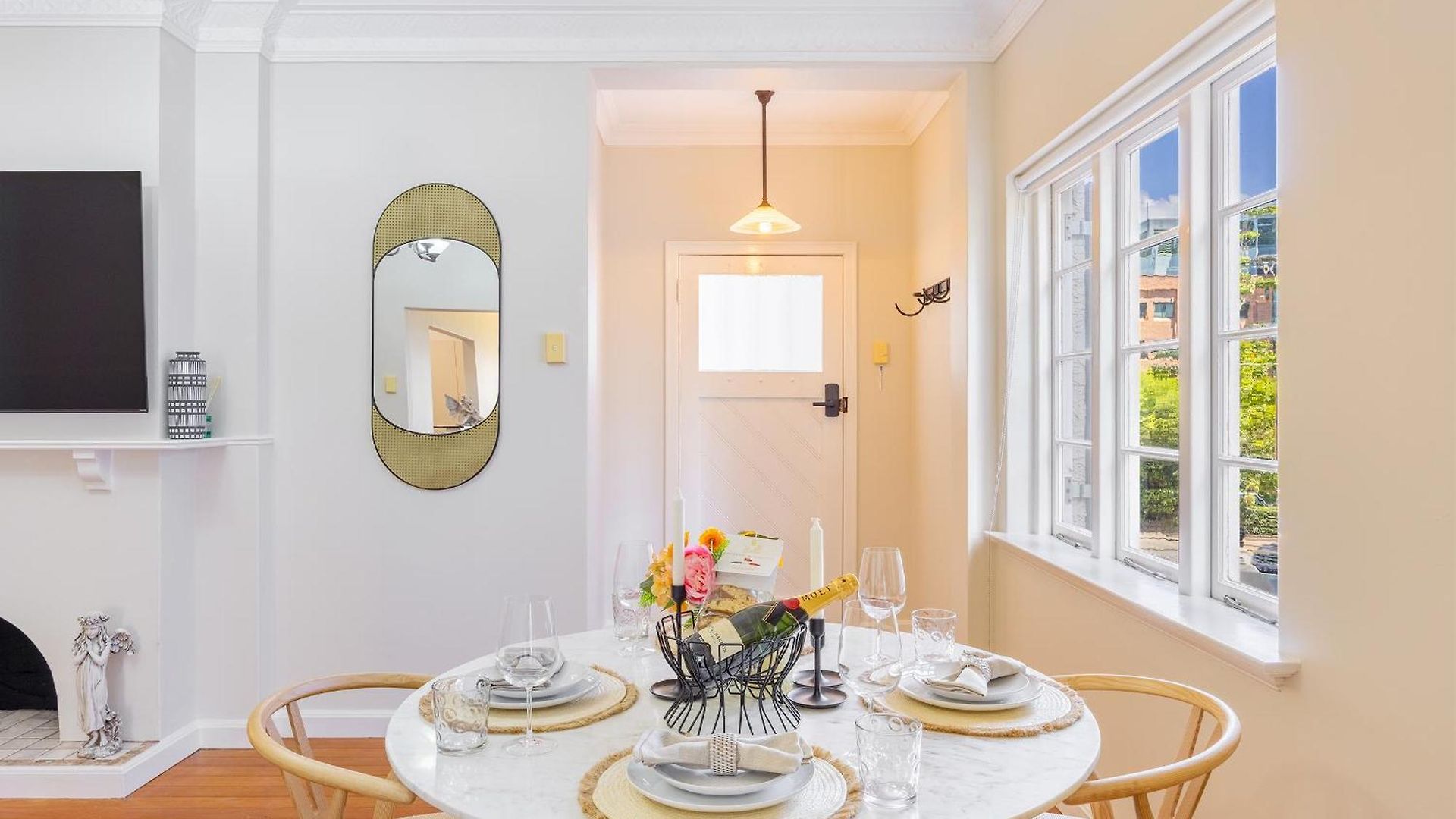 Riverside Heritage Chateau/convenient/free Carpark Apartment