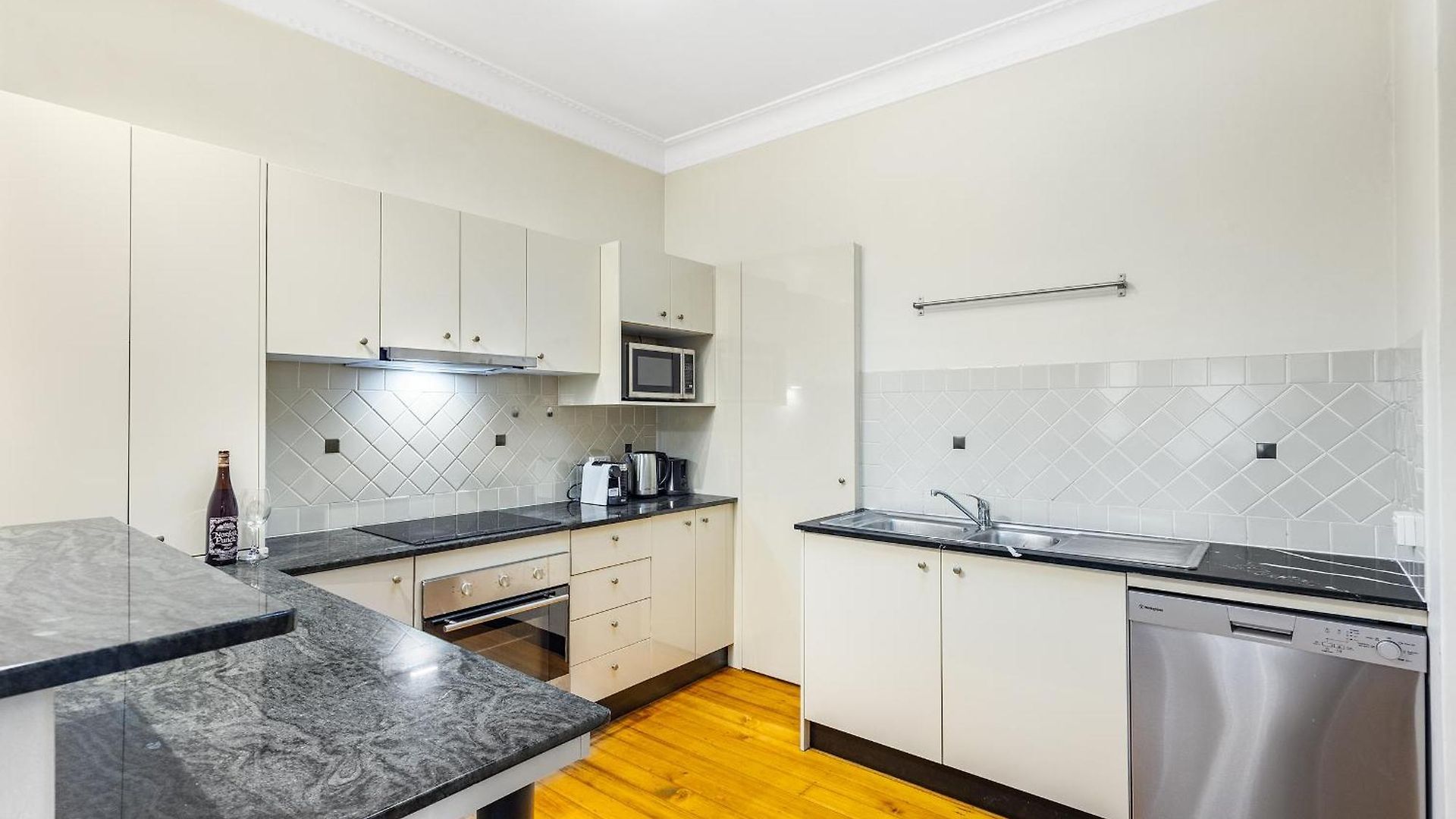 Riverside Heritage Chateau/convenient/free Carpark Apartment *