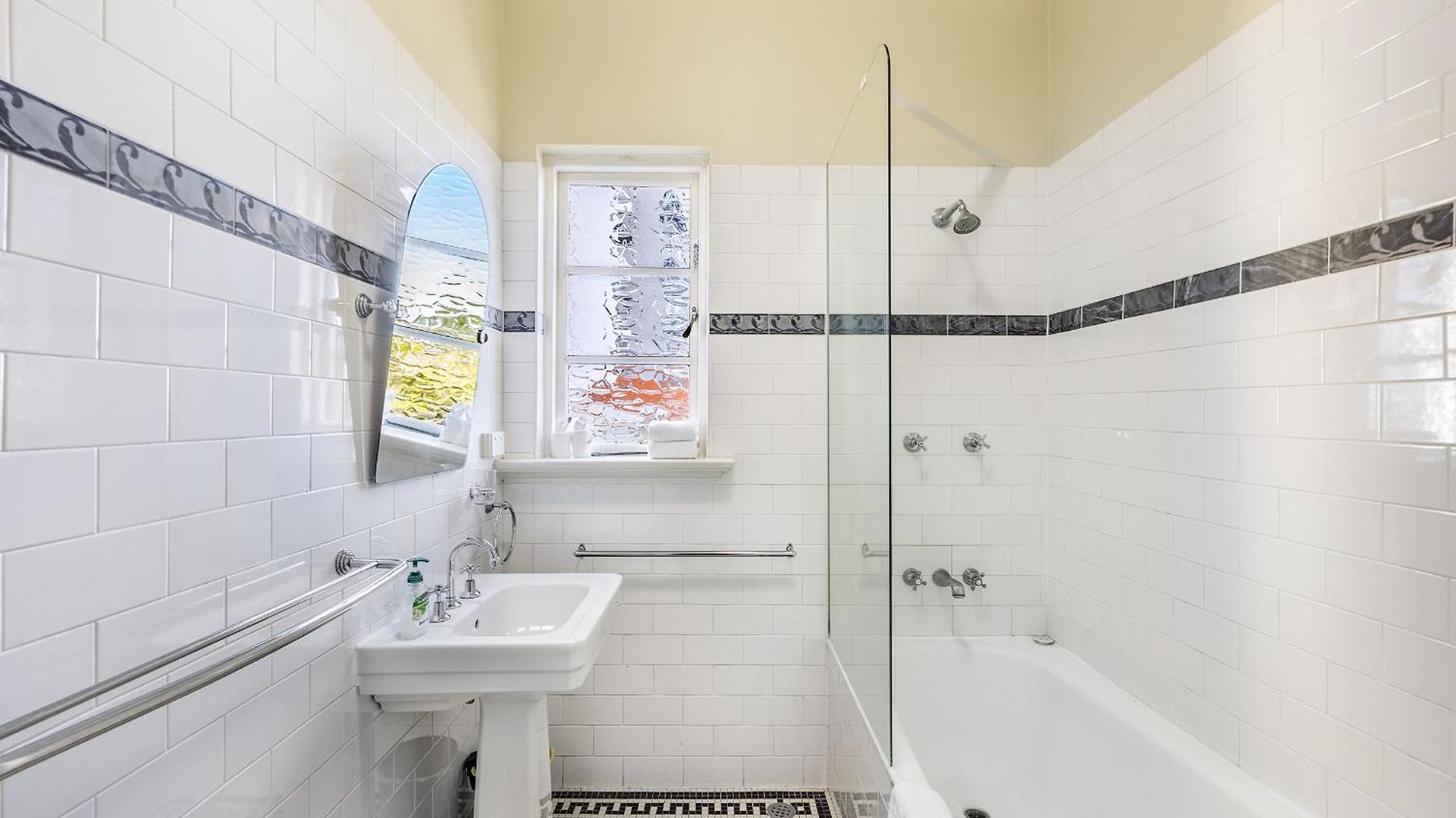 Apartment Riverside Heritage Chateau/convenient/free Carpark