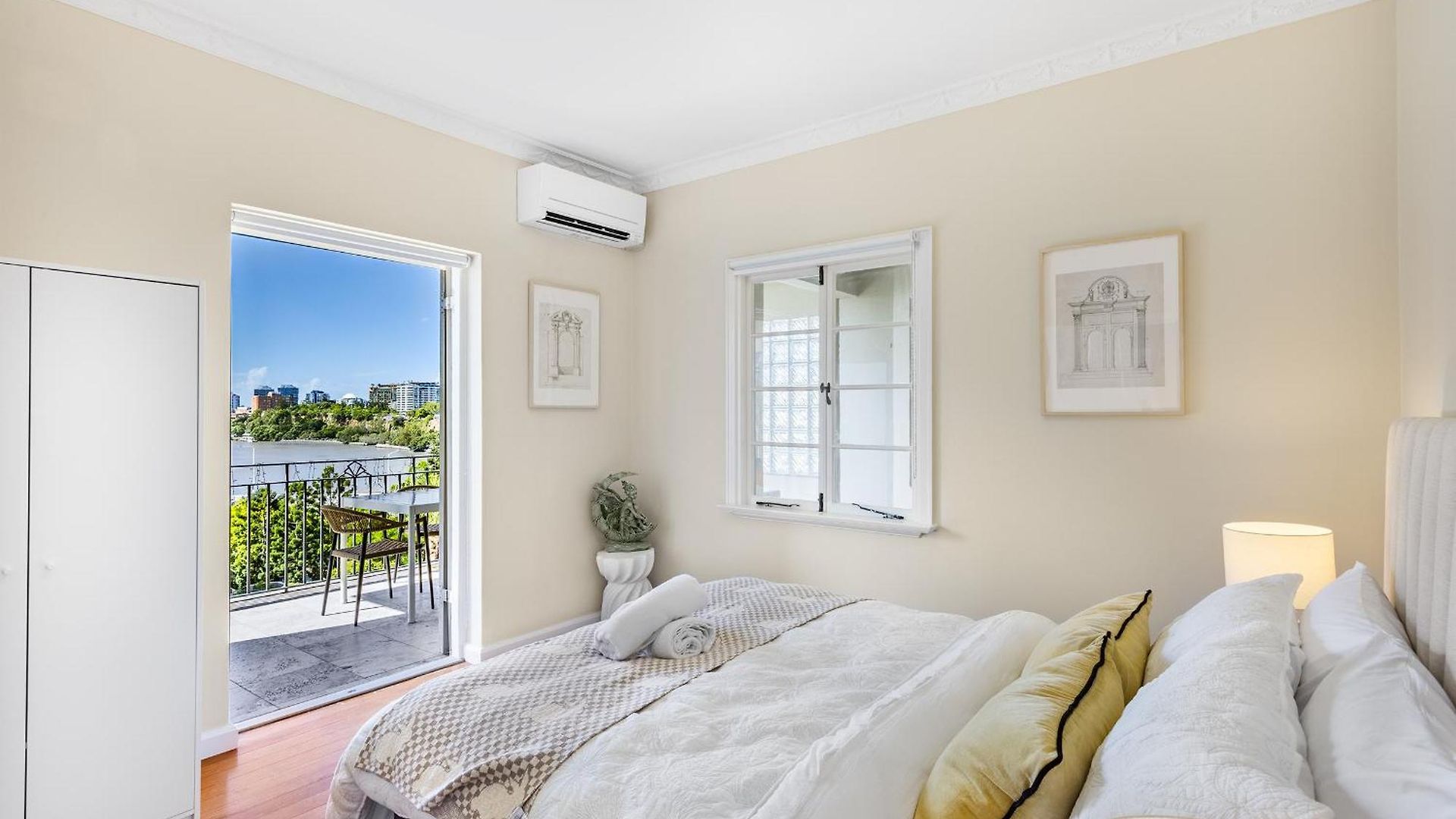Riverside Heritage Chateau/convenient/free Carpark Apartment *
