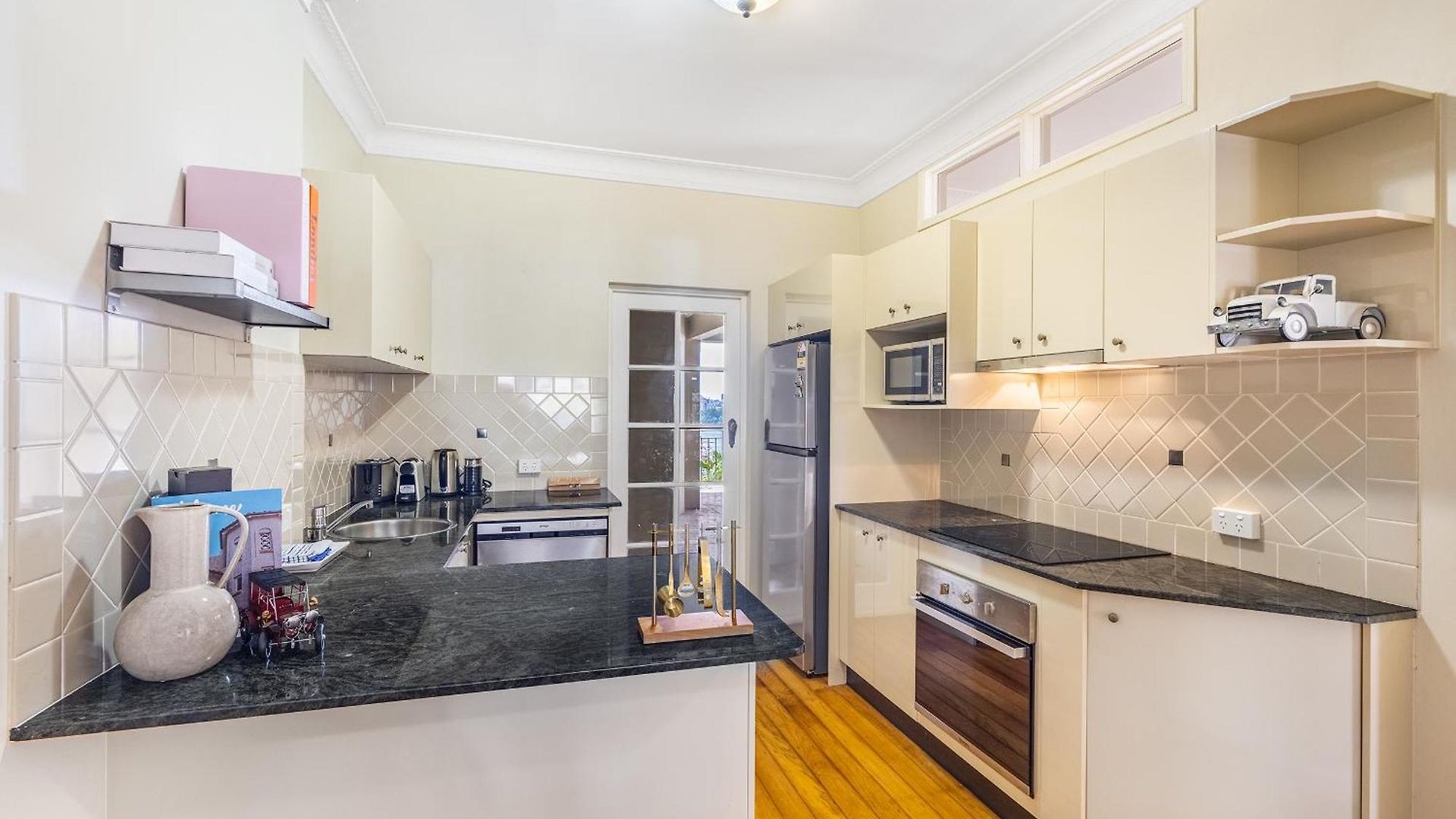 Riverside Heritage Chateau/convenient/free Carpark Apartment