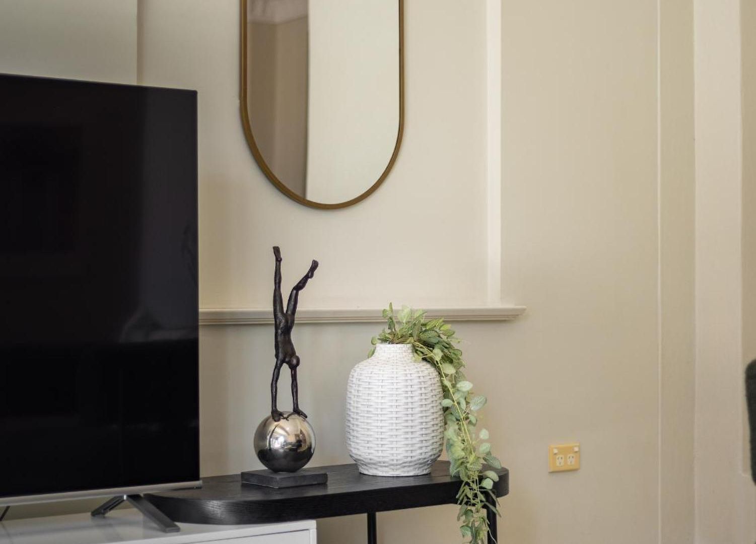 Riverside Heritage Chateau/convenient/free Carpark Apartment *