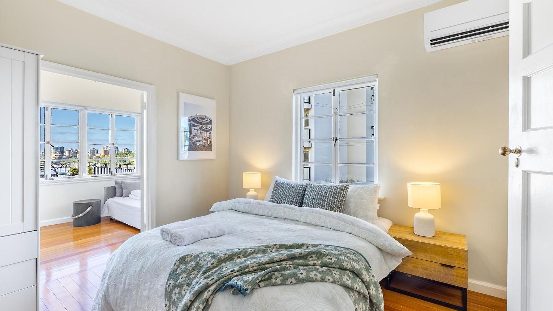 Riverside Heritage Chateau/convenient/free Carpark *