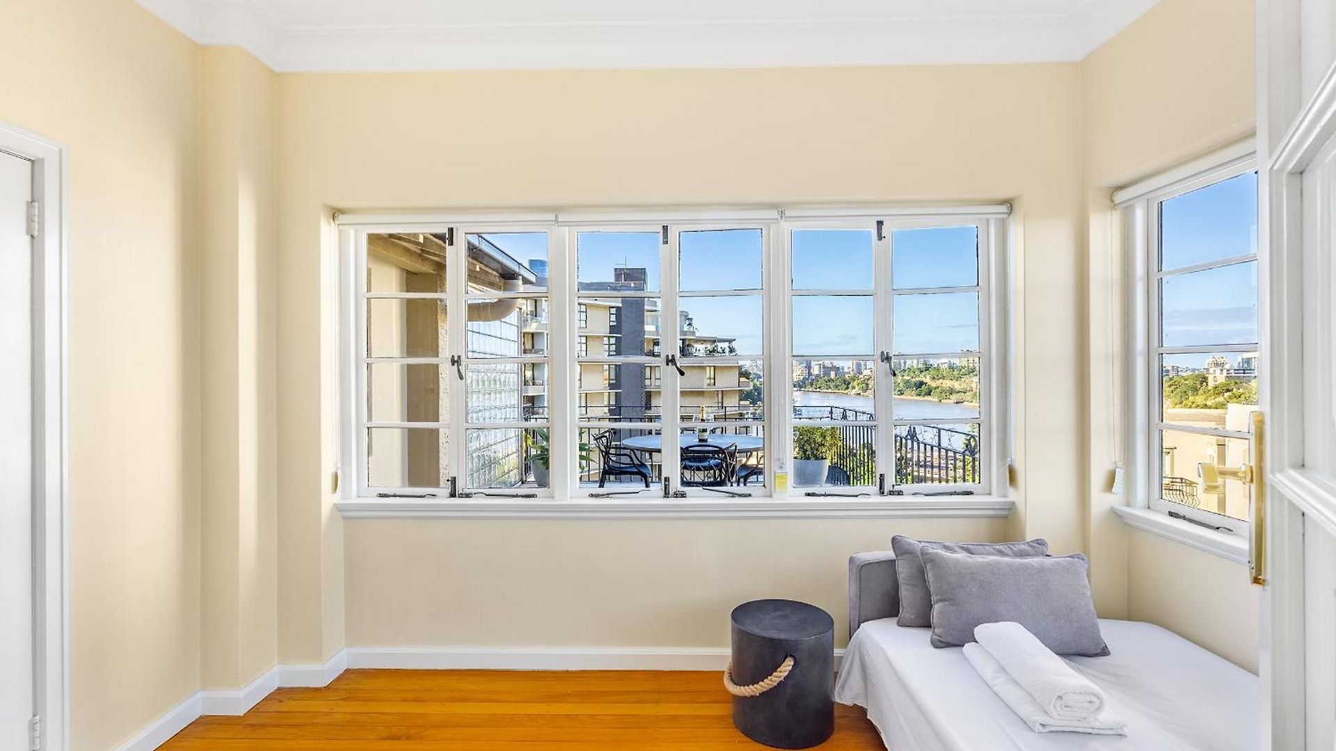 Apartment Riverside Heritage Chateau/convenient/free Carpark *