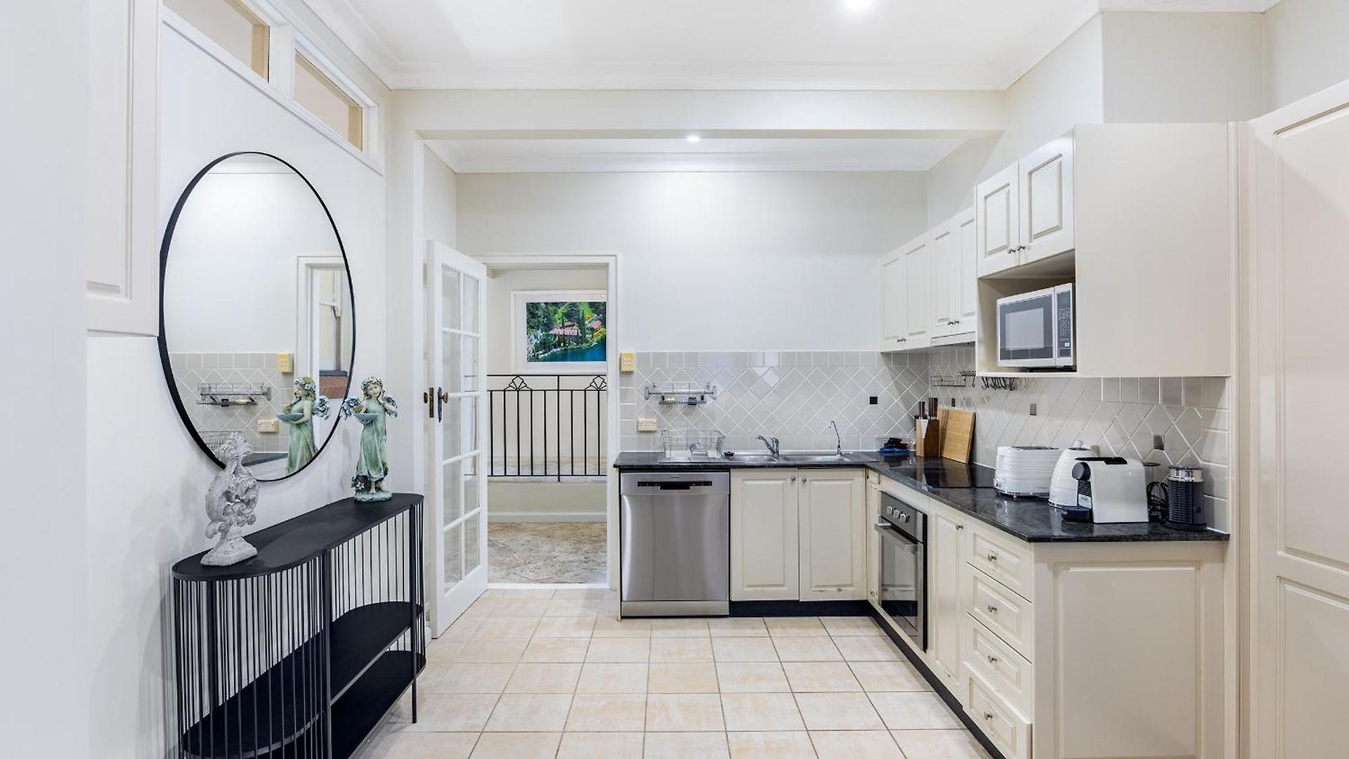 Riverside Heritage Chateau/convenient/free Carpark Apartment *