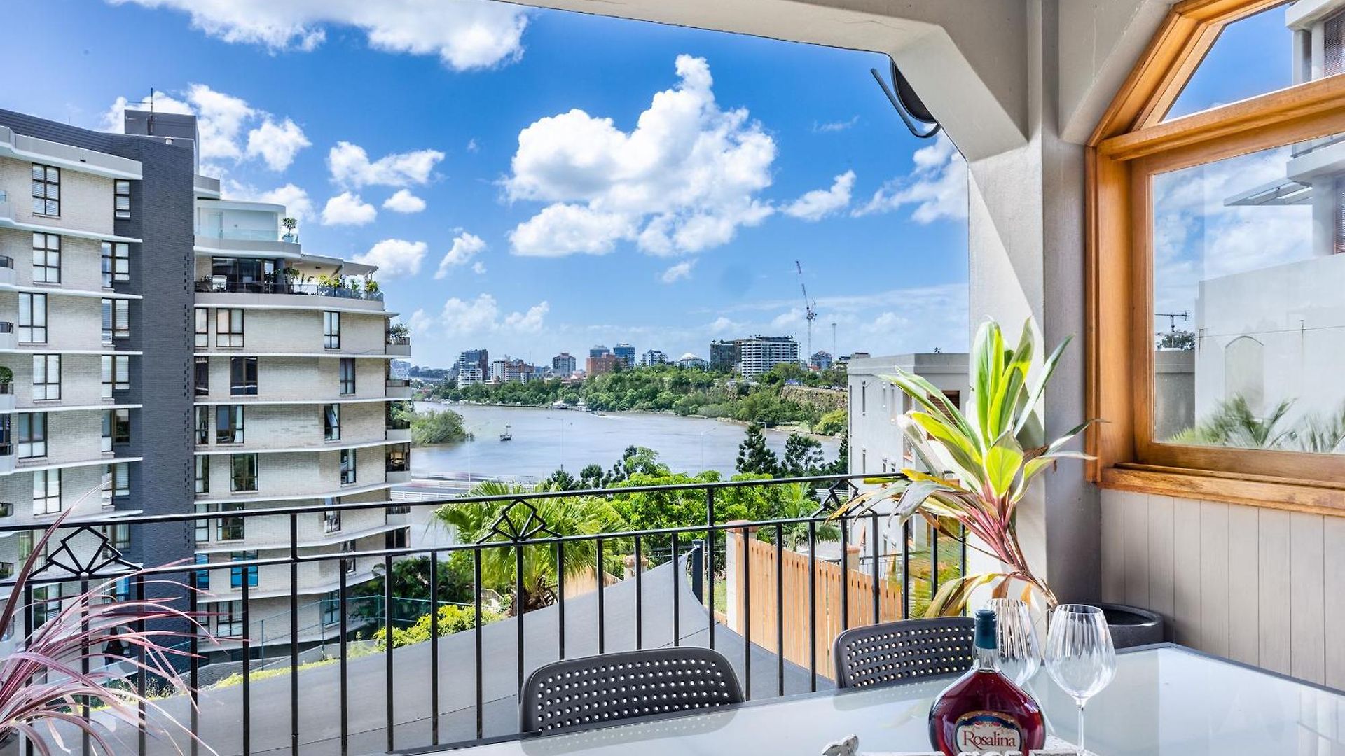 Riverside Heritage Chateau/convenient/free Carpark Apartment Brisbane