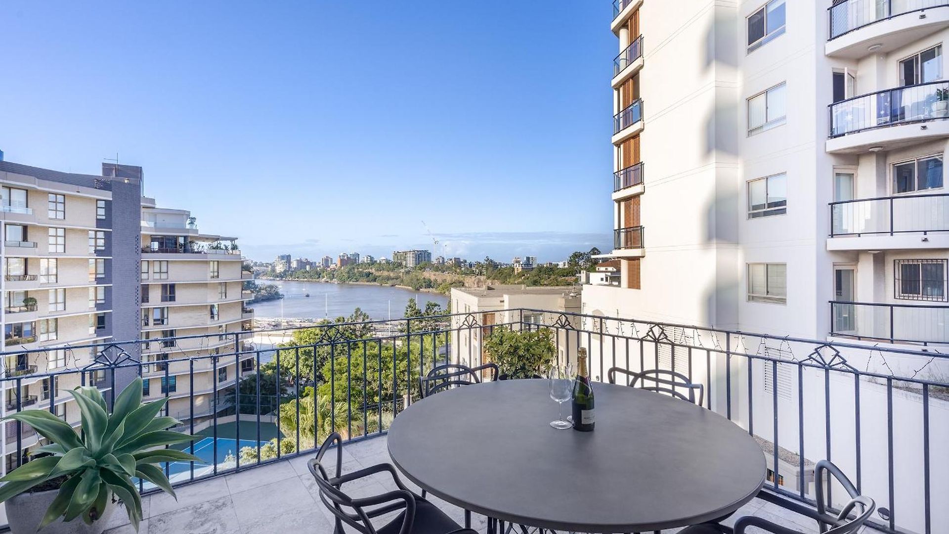 Riverside Heritage Chateau/convenient/free Carpark Apartment
