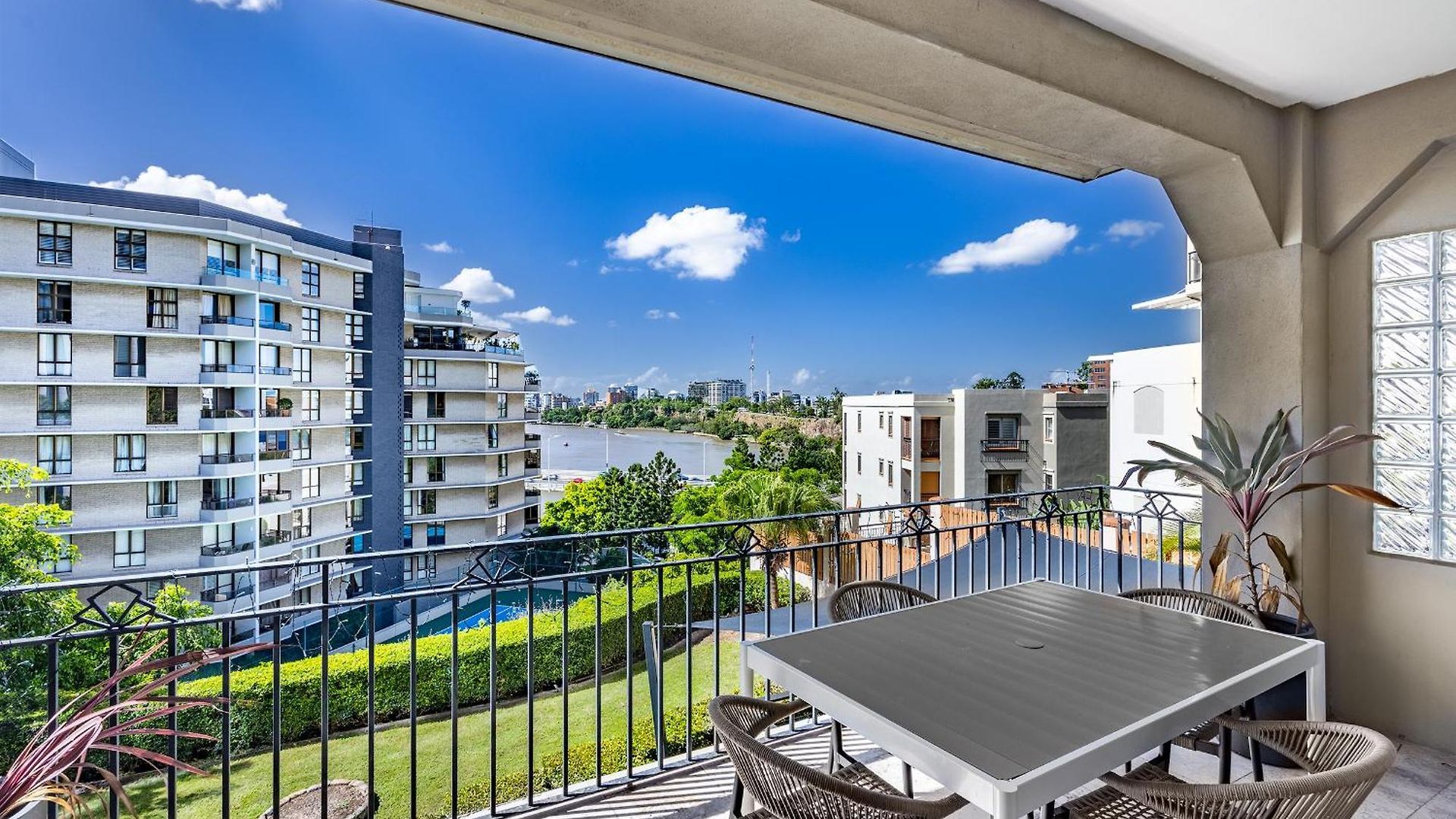 Apartment Riverside Heritage Chateau/convenient/free Carpark