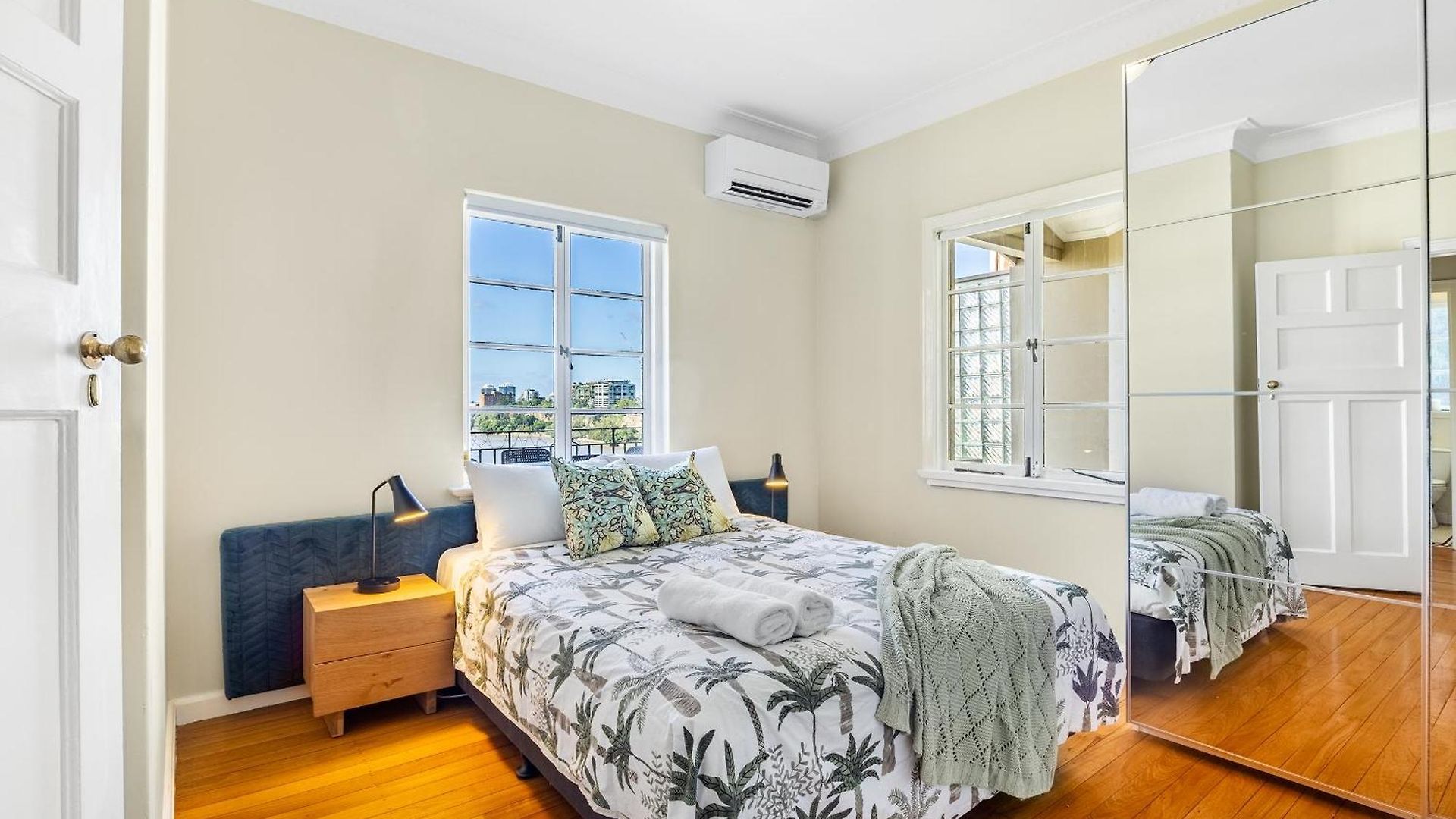 Riverside Heritage Chateau/convenient/free Carpark *