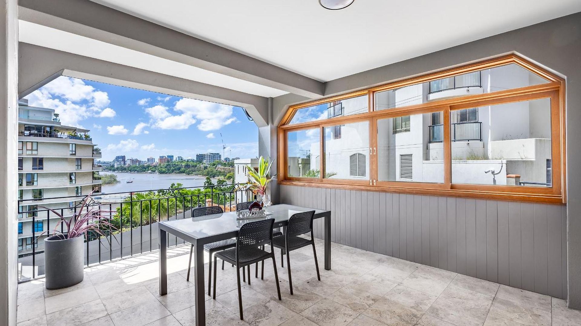Riverside Heritage Chateau/convenient/free Carpark Apartment *