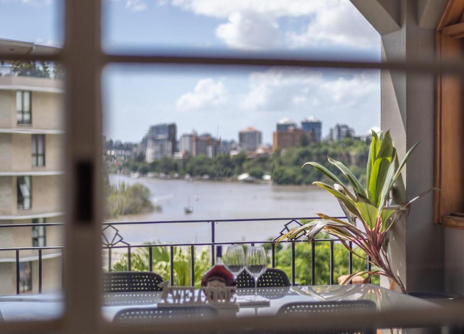 Riverside Heritage Chateau/convenient/free Carpark *