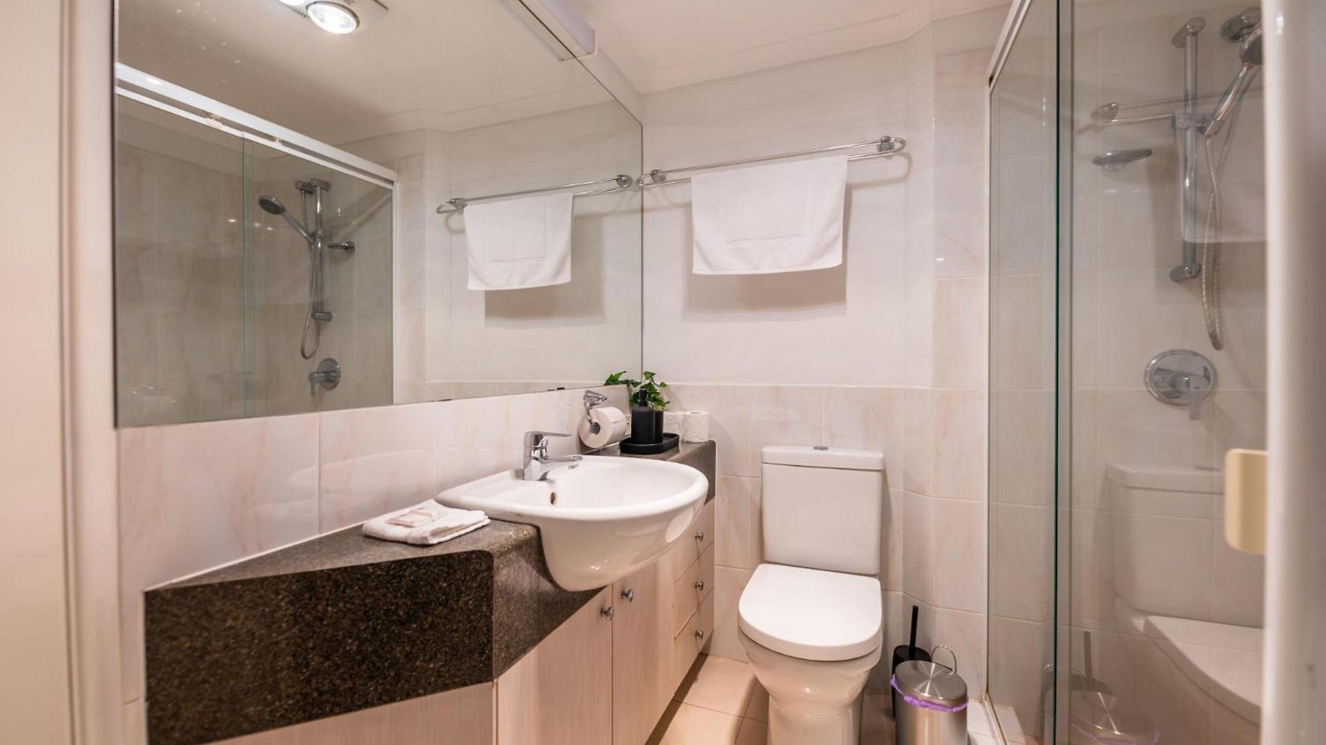 Apartment Spacious Inner 2-bed With Parking And Balcony