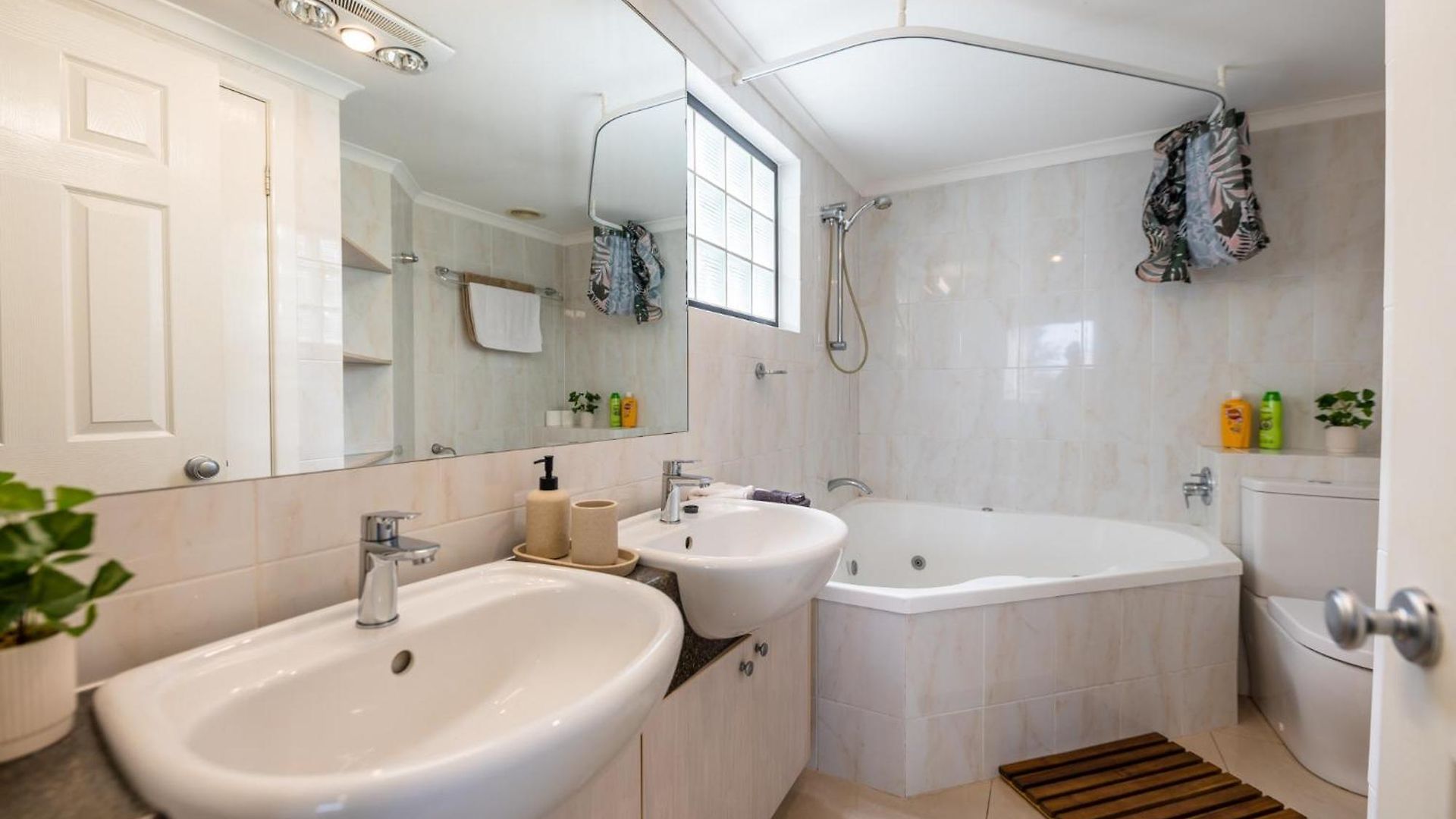 Spacious Inner 2-bed With Parking And Balcony * Brisbane