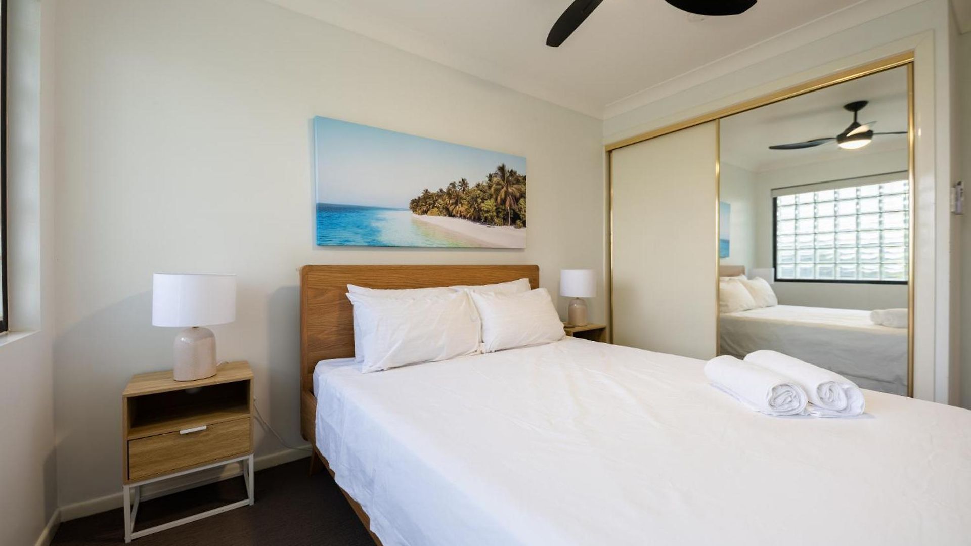 Spacious Inner 2-bed With Parking And Balcony * Brisbane