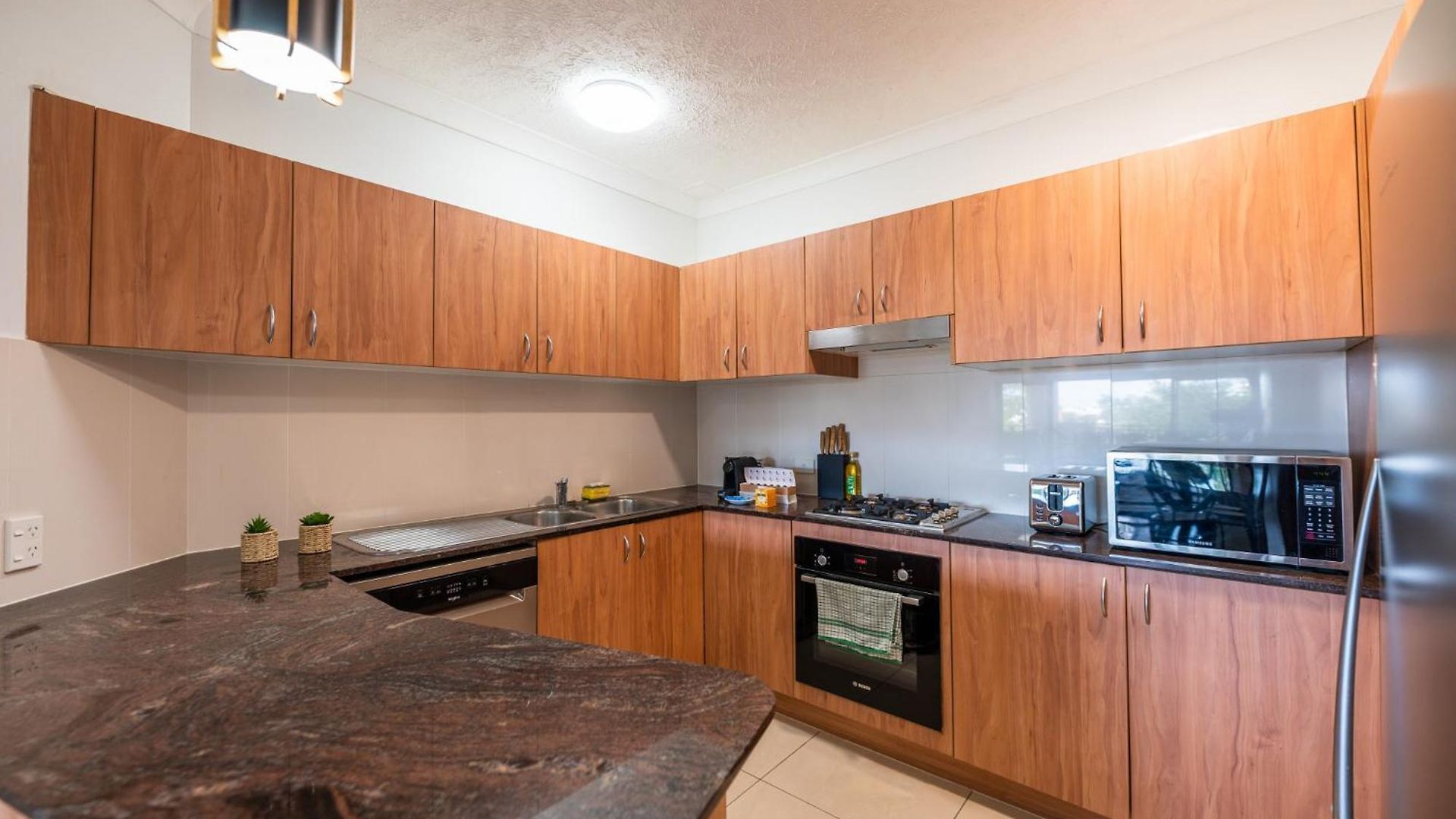 Spacious Inner 2-bed With Parking And Balcony *