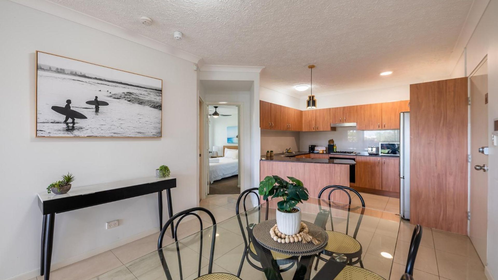 Spacious Inner 2-bed With Parking And Balcony * Brisbane