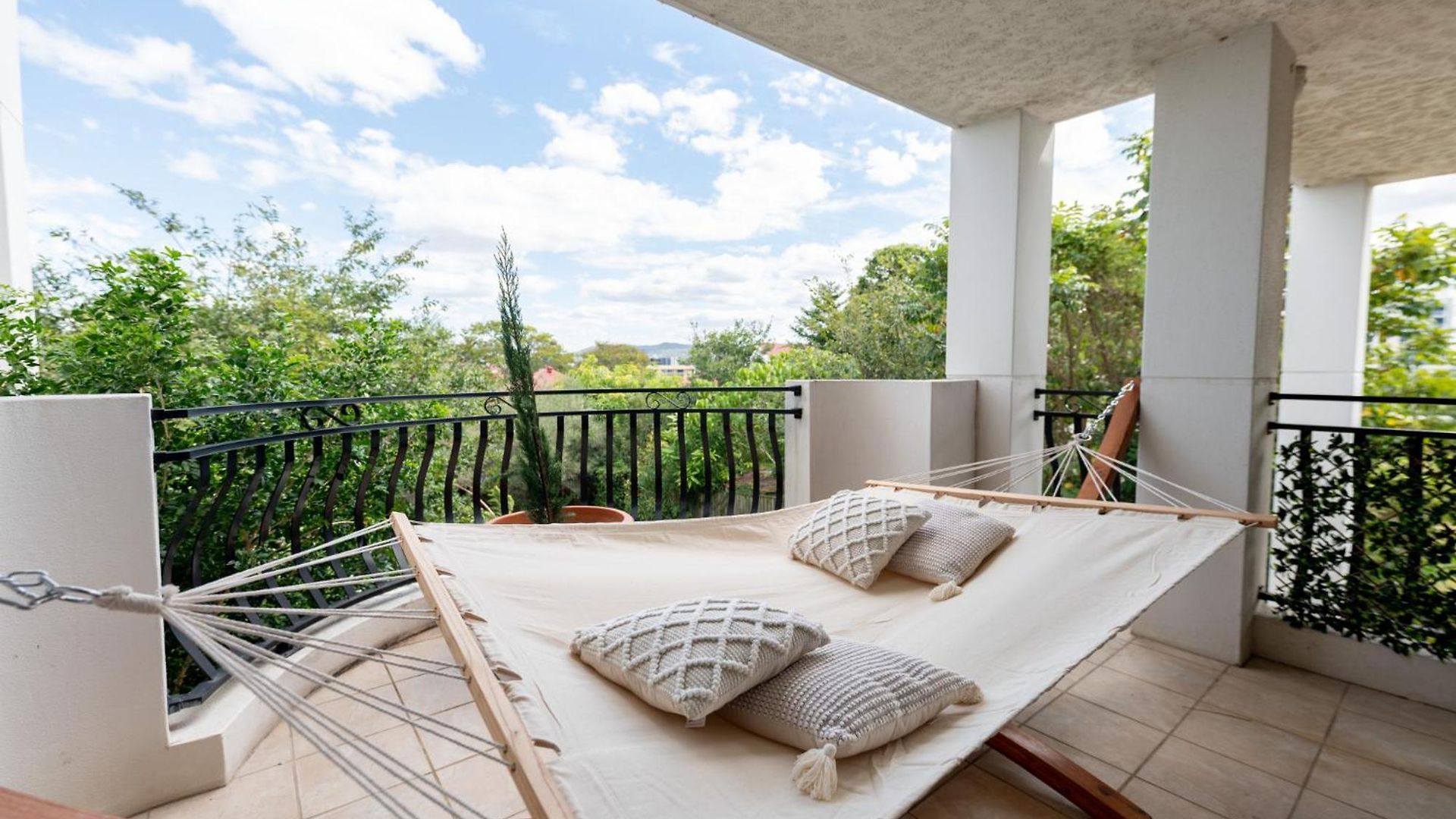 Spacious Inner 2-bed With Parking And Balcony Apartment Brisbane