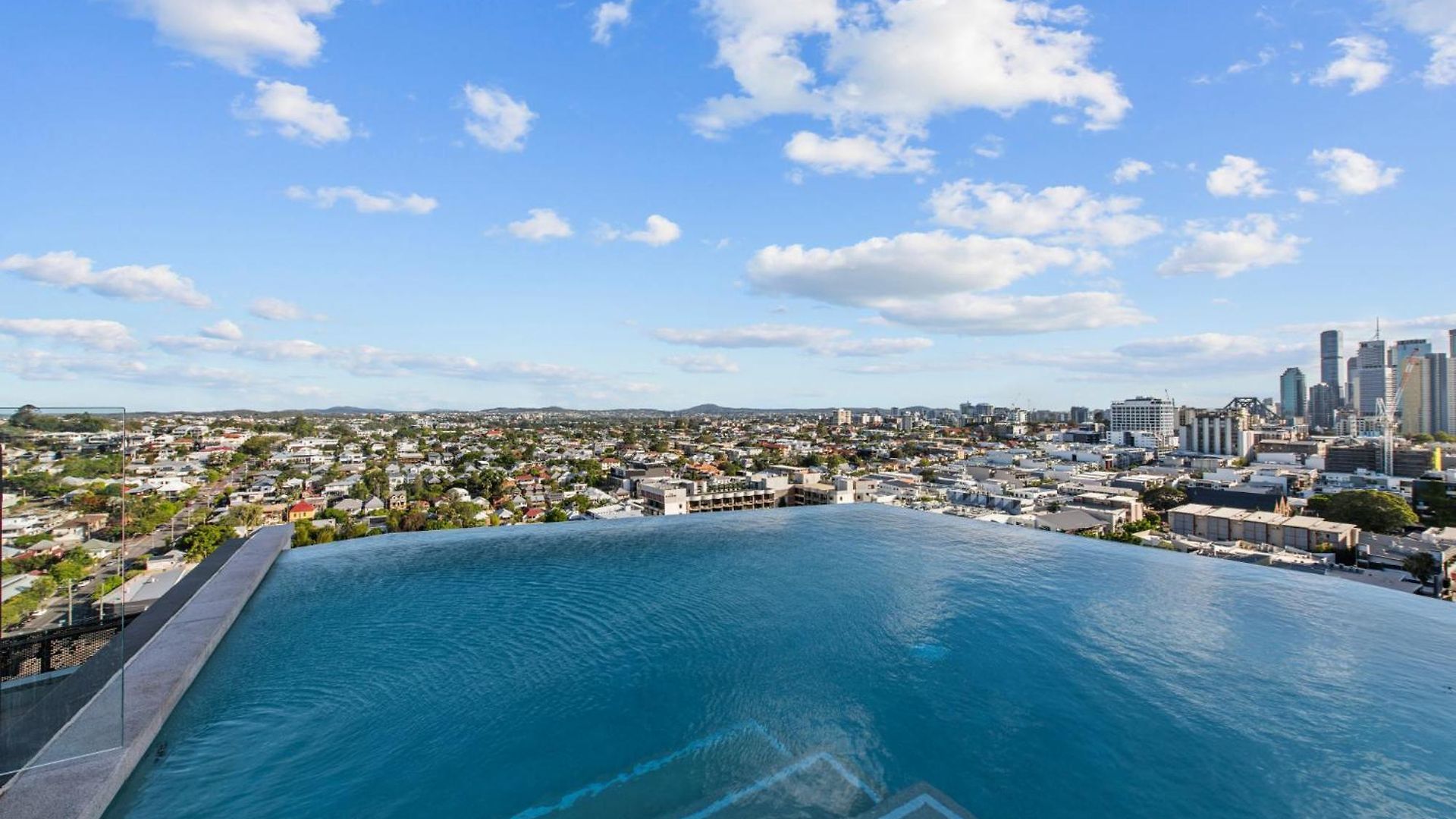 Spacious 1-bed Unit With Rooftop Infinity Pool *