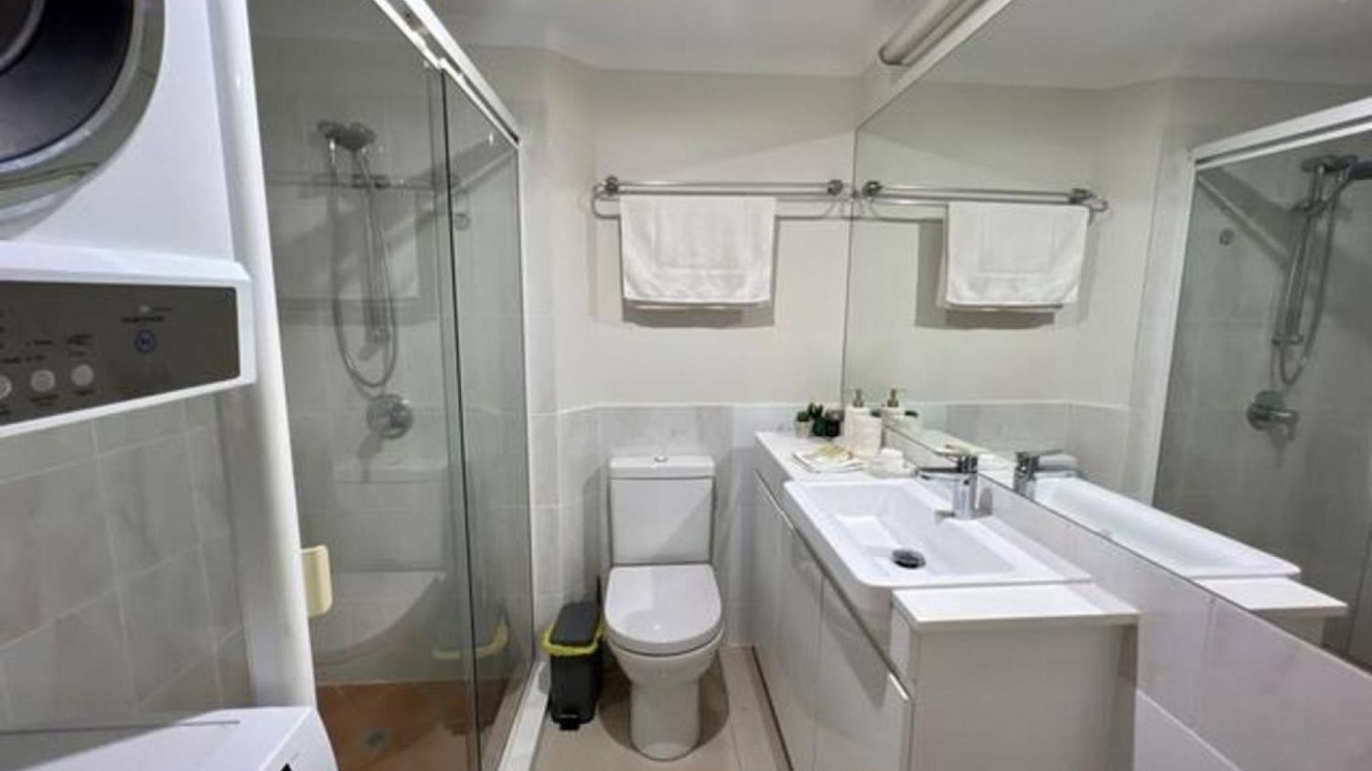 Apartment 2-bed Unit With Large Backyard, Bbq & Parking