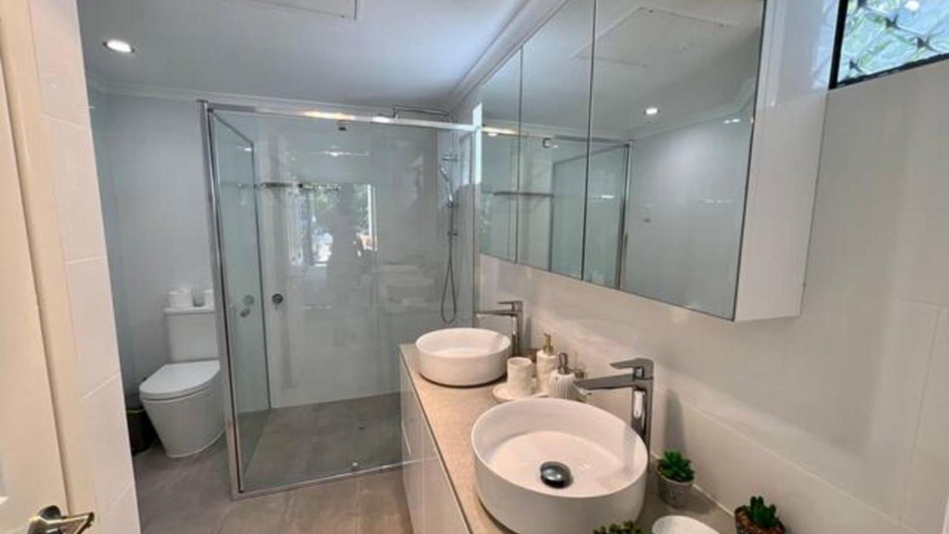 2-bed Unit With Large Backyard, Bbq & Parking Apartment *