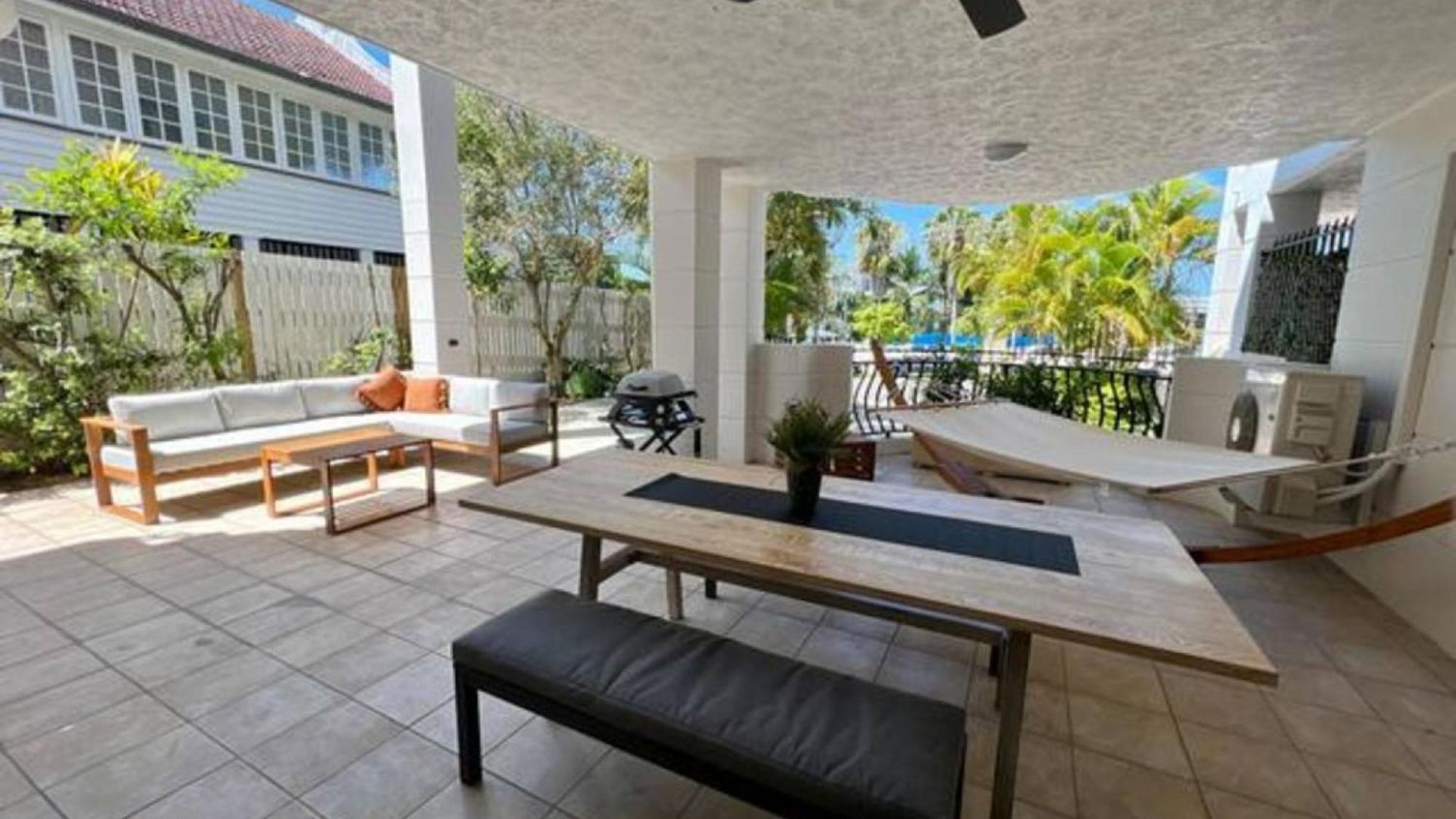 2-bed Unit With Large Backyard, Bbq & Parking Brisbane