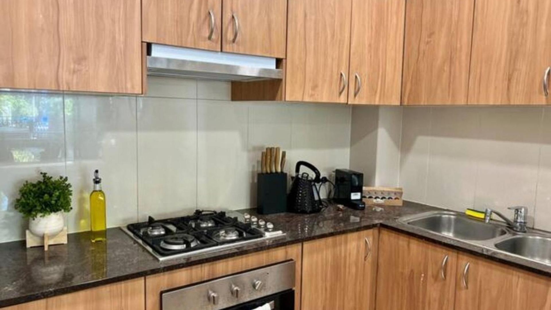 2-bed Unit With Large Backyard, Bbq & Parking Apartment