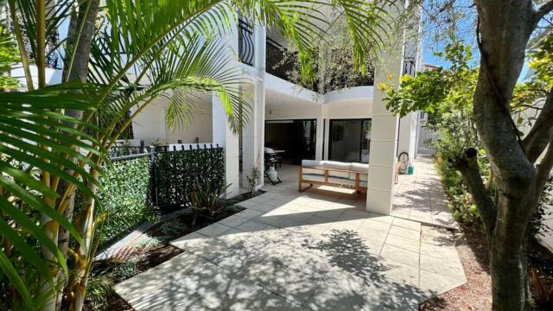 2-bed Unit With Large Backyard, Bbq & Parking Apartment