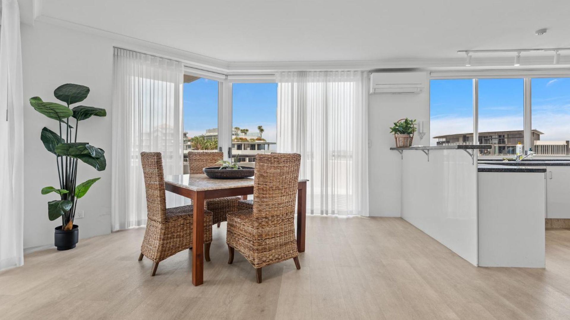 Lavish 3-bed With Wraparound Balcony And Pool * Brisbane