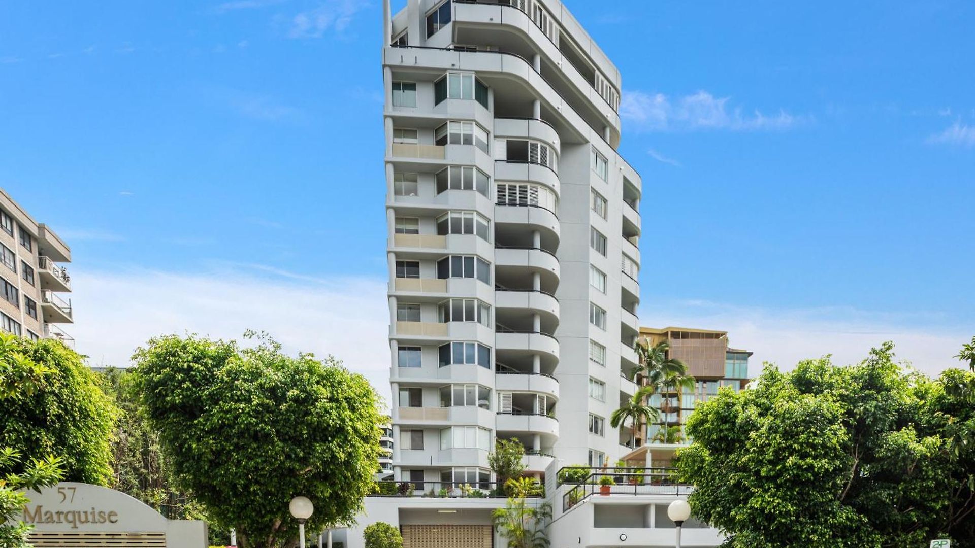 Lavish 3-bed With Wraparound Balcony And Pool