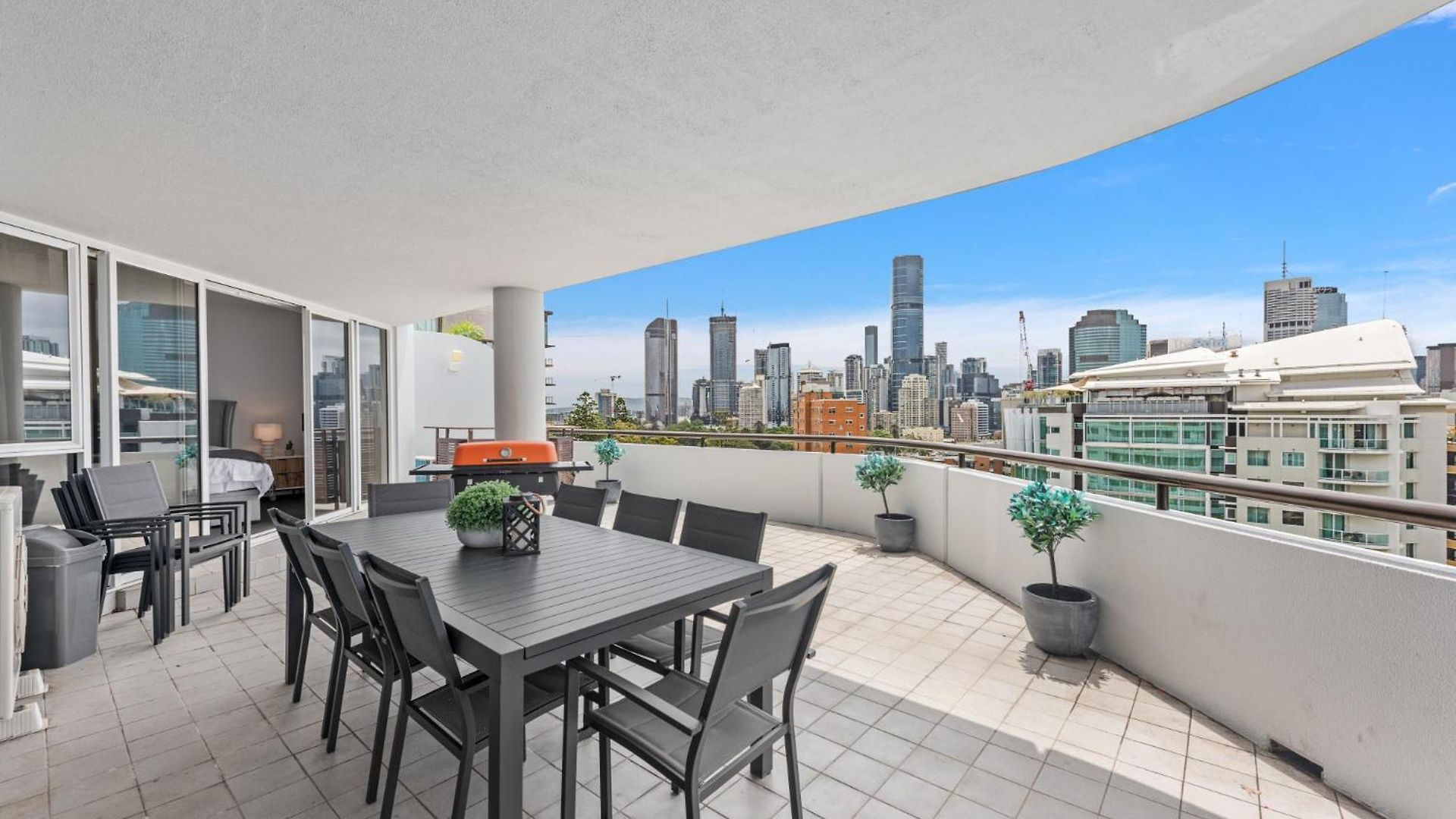 Lavish 3-bed With Wraparound Balcony And Pool Apartment *