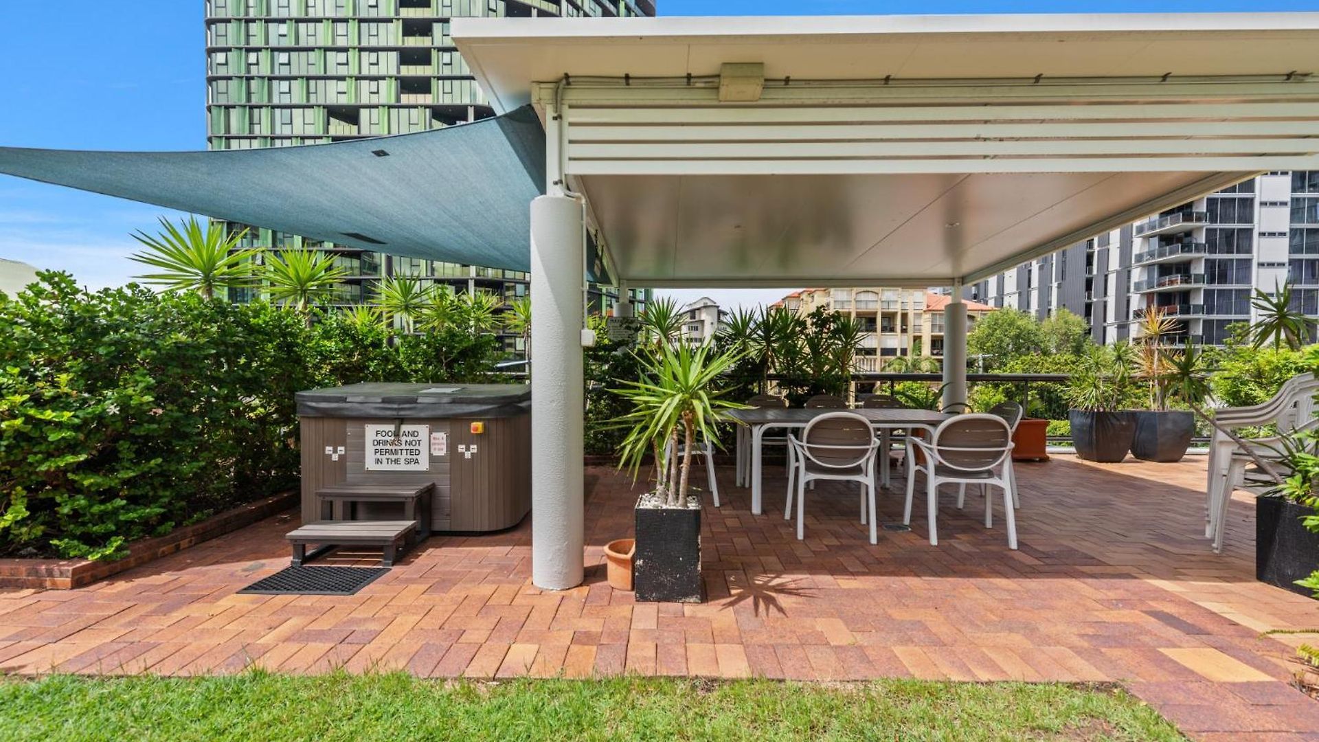 Apartment Lavish 3-bed With Wraparound Balcony And Pool *