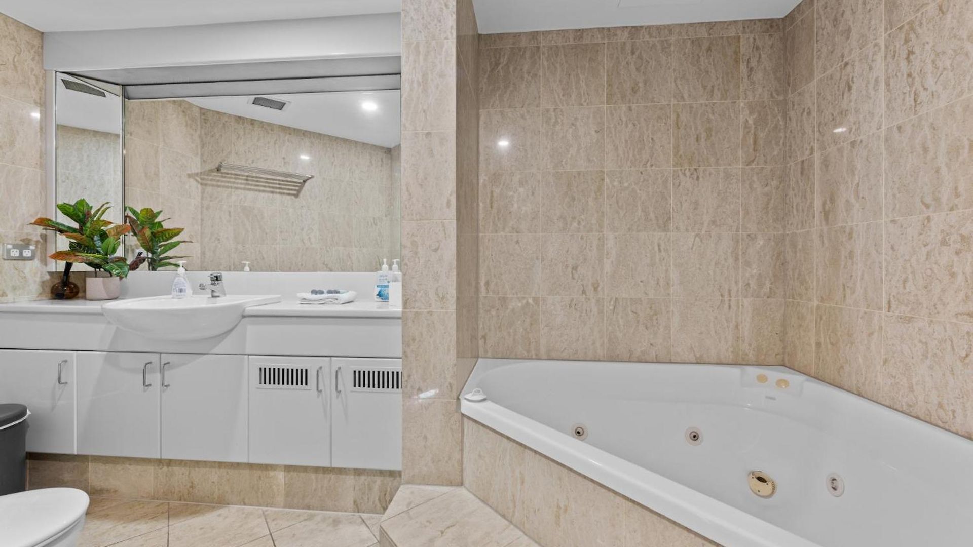 Lavish 3-bed With Wraparound Balcony And Pool Apartment Brisbane